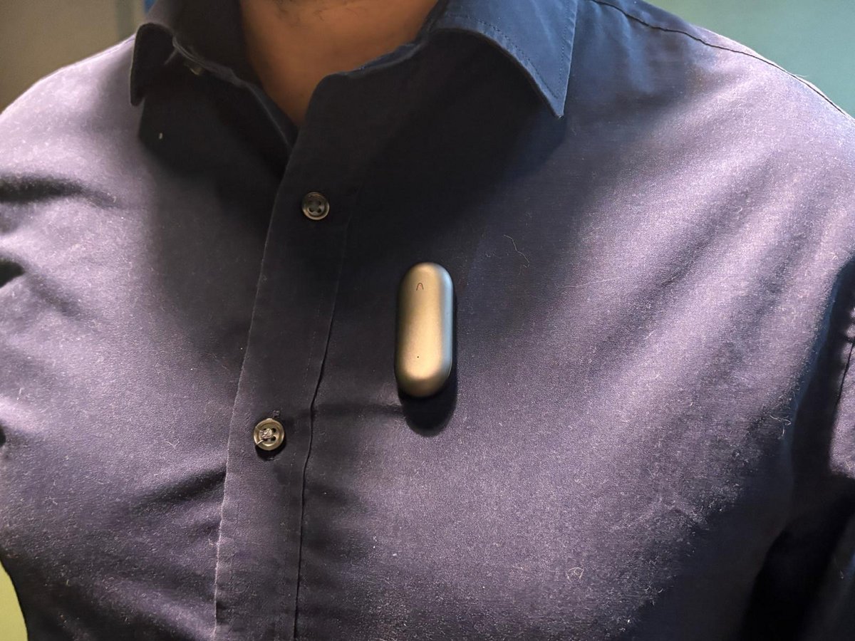 Le Plaud NotePin s'oublie très rapidement, mais lui n'oublie rien de vos conversations ©Nicolas Guyot pour Clubic