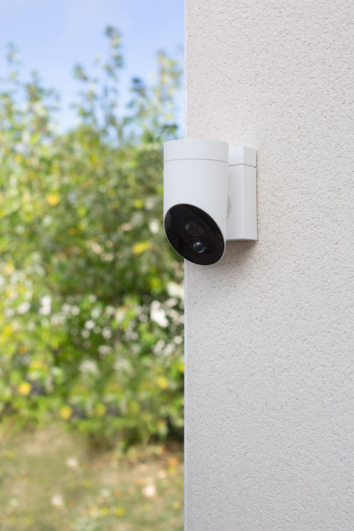 En blanc, la Outdoor Camera 2 passera (presque) inaperçue. © Somfy