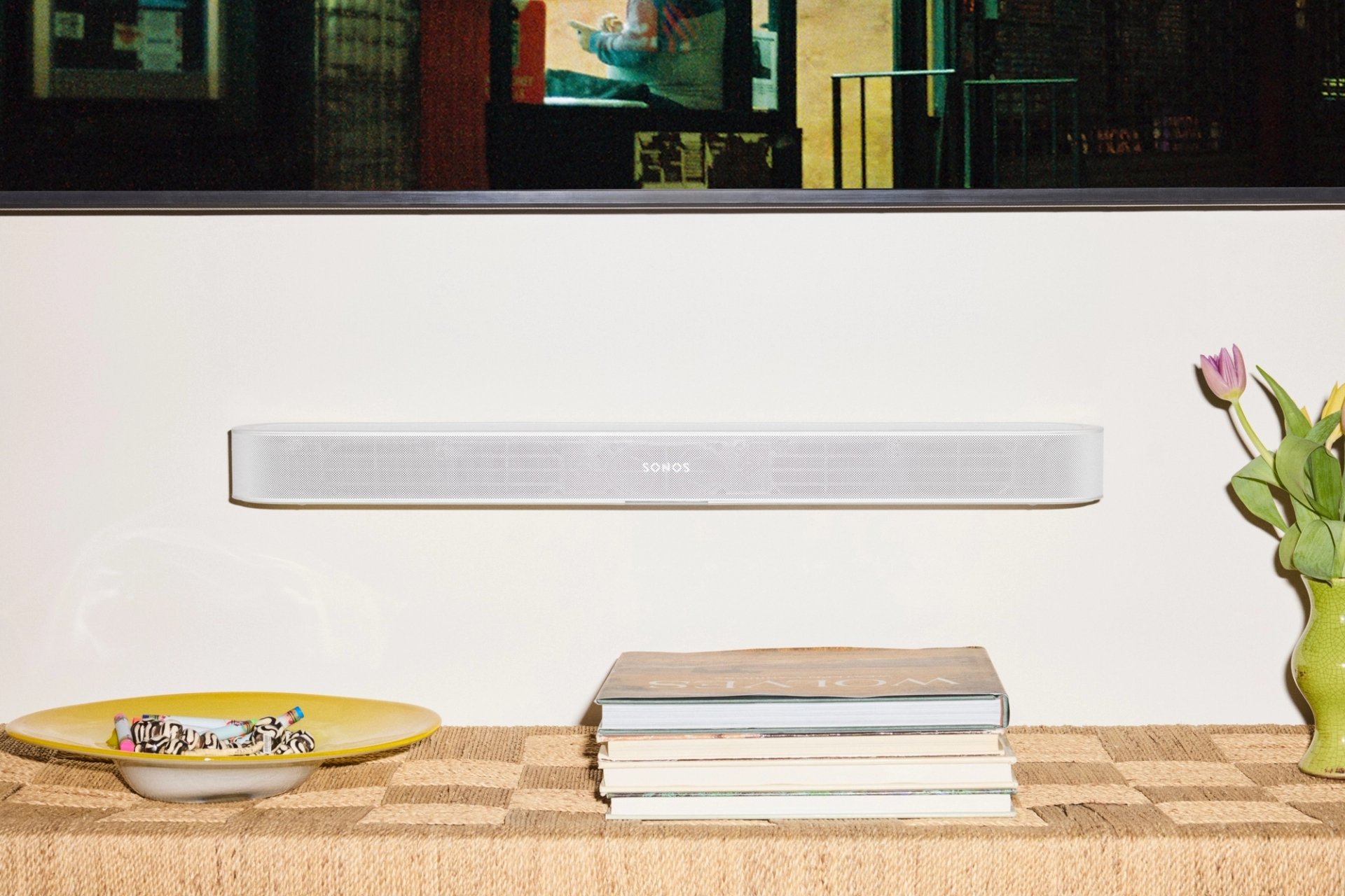 Très compacte, la Beam Ultra conserve la possibilité d'être accrochée au mur © Sonos
