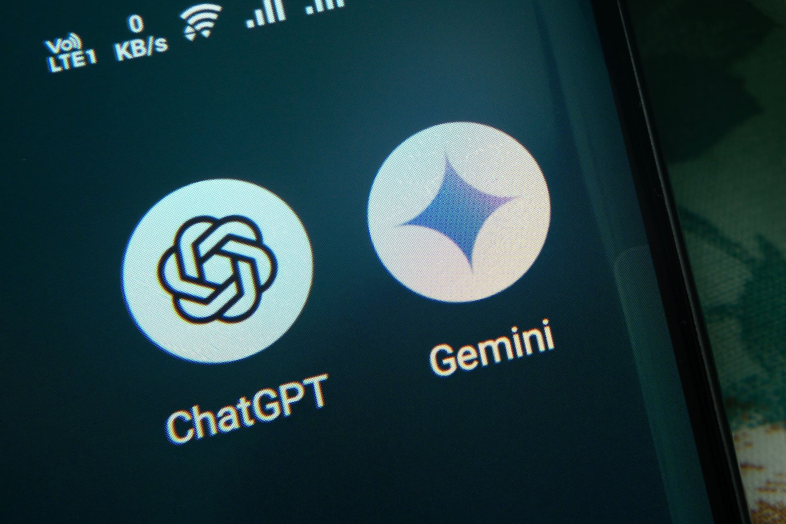 ChatGPT et Gemini ne racontent pas la même histoire aux utilisateurs. © Bangla press / Shutterstock
