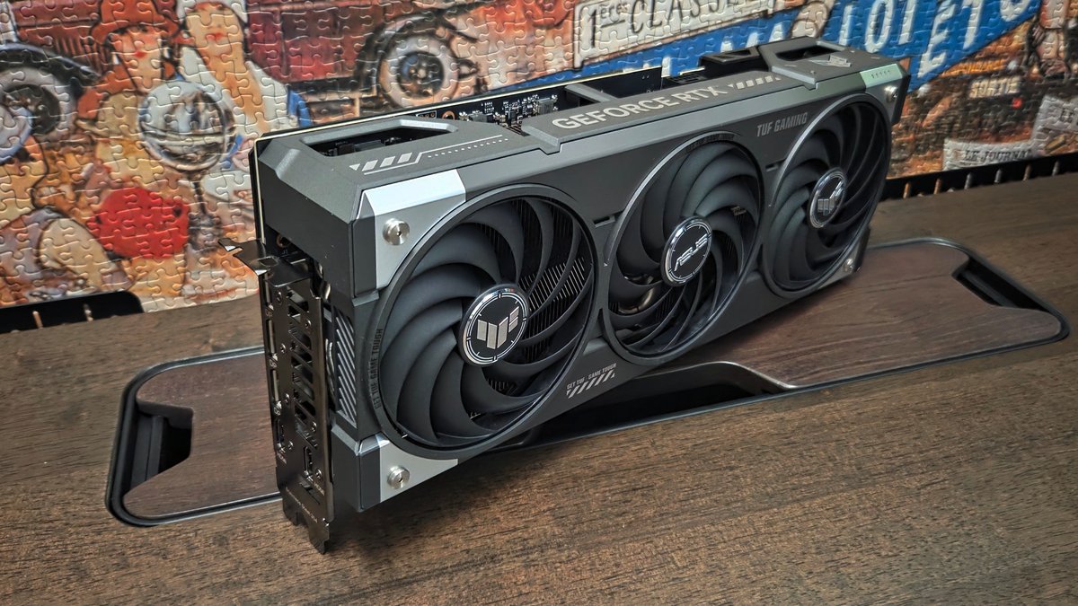 Bien plus longue que la Founders Edition cette TUF Gaming GeForce RTX 5070 OC. ©Nerces pour Clubic