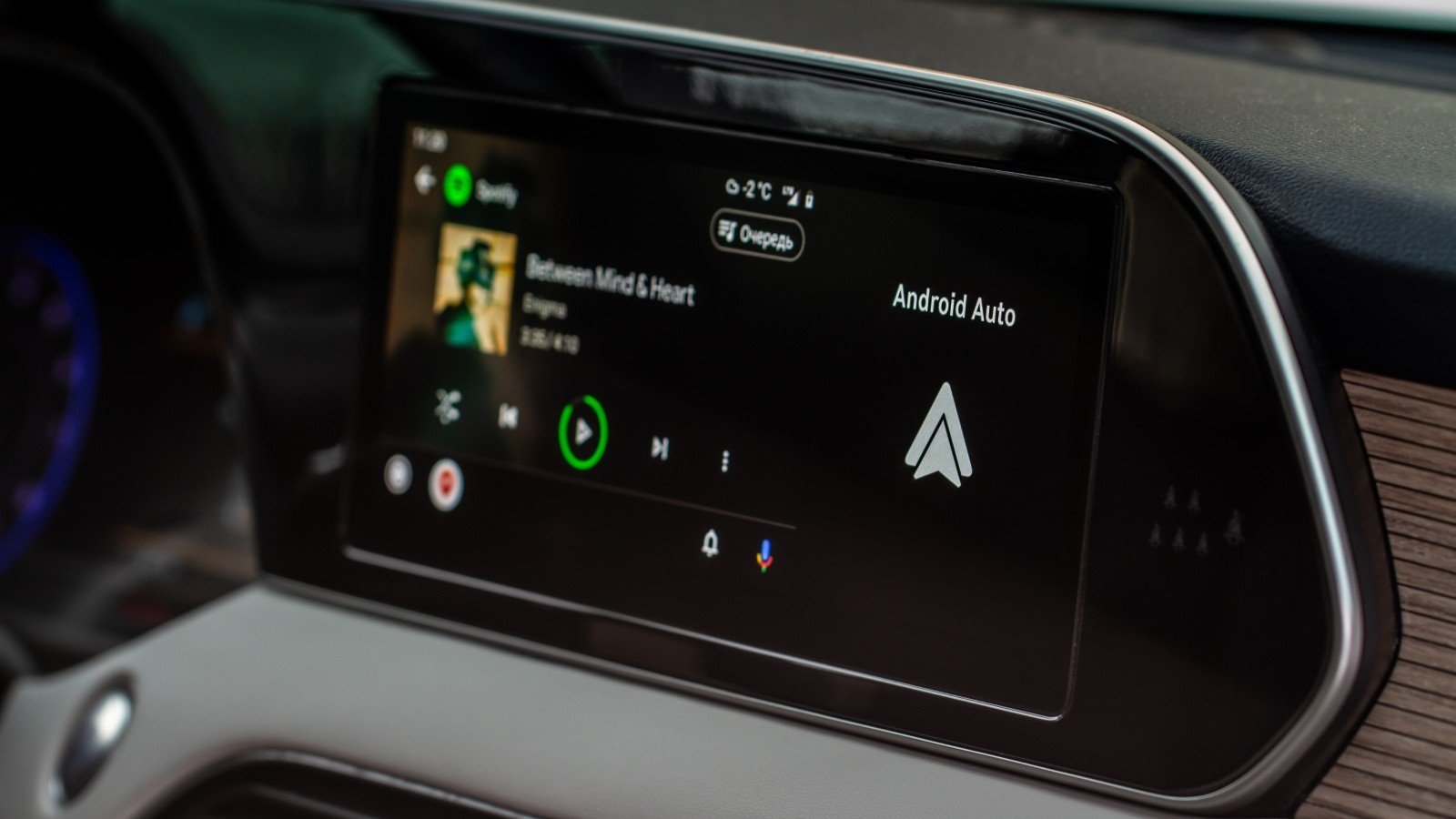 Au volant, le conducteur sélectionne un PDF depuis son téléphone, et le lecteur multimédia standard d'Android Auto prend le relais - ©Roman Vyshnikov / Shutterstock