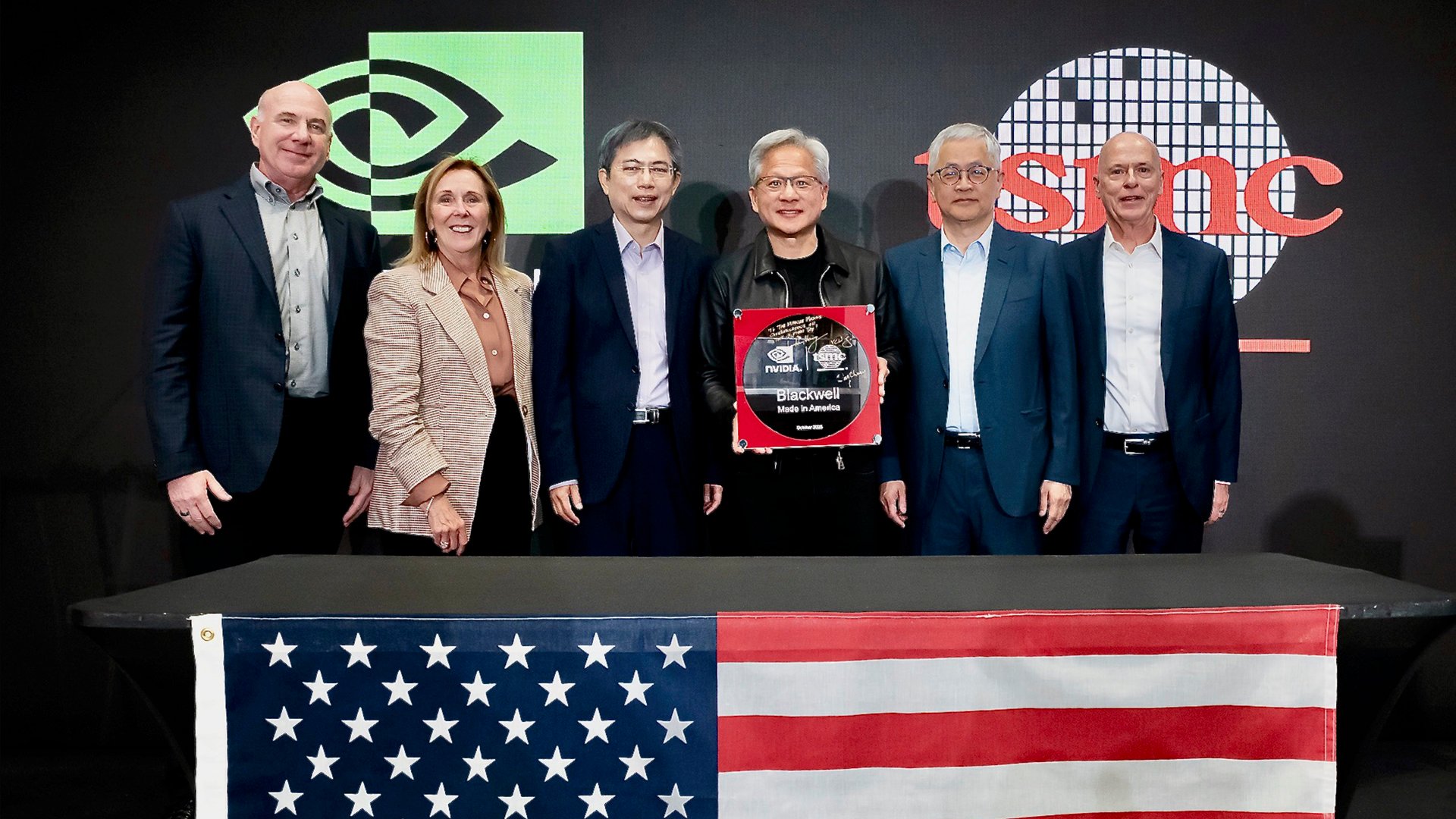 Président de NVIDIA, Jensen Huang pose fièrement avec le fameux wafer Blackwell. ©NVIDIA