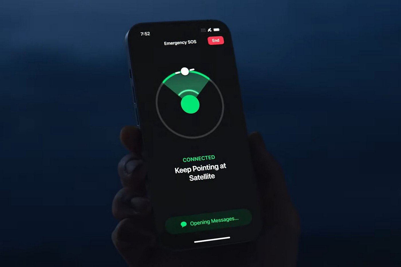 La fonction SOS par satellite reste gratuite une année de plus ©Apple