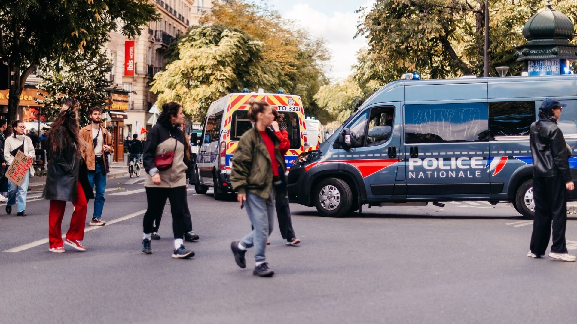Des manifestants croisent des fourgons de la Police nationale dans une rue de Paris : c’est pour ce type de mobilisation que Matignon avait préparé une coupure des réseaux sociaux. © blackcat126 / Shutterstock