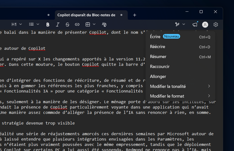 A gauche, les outils d'écritures assistés sont clairement estampillés Copilot, à droite, ils sont désormais cachés derrière une icône beaucoup plus neutre. Pour autant, Microsoft ne renonce pas à l'intelligence artificielle. © Microsoft / Clubic
