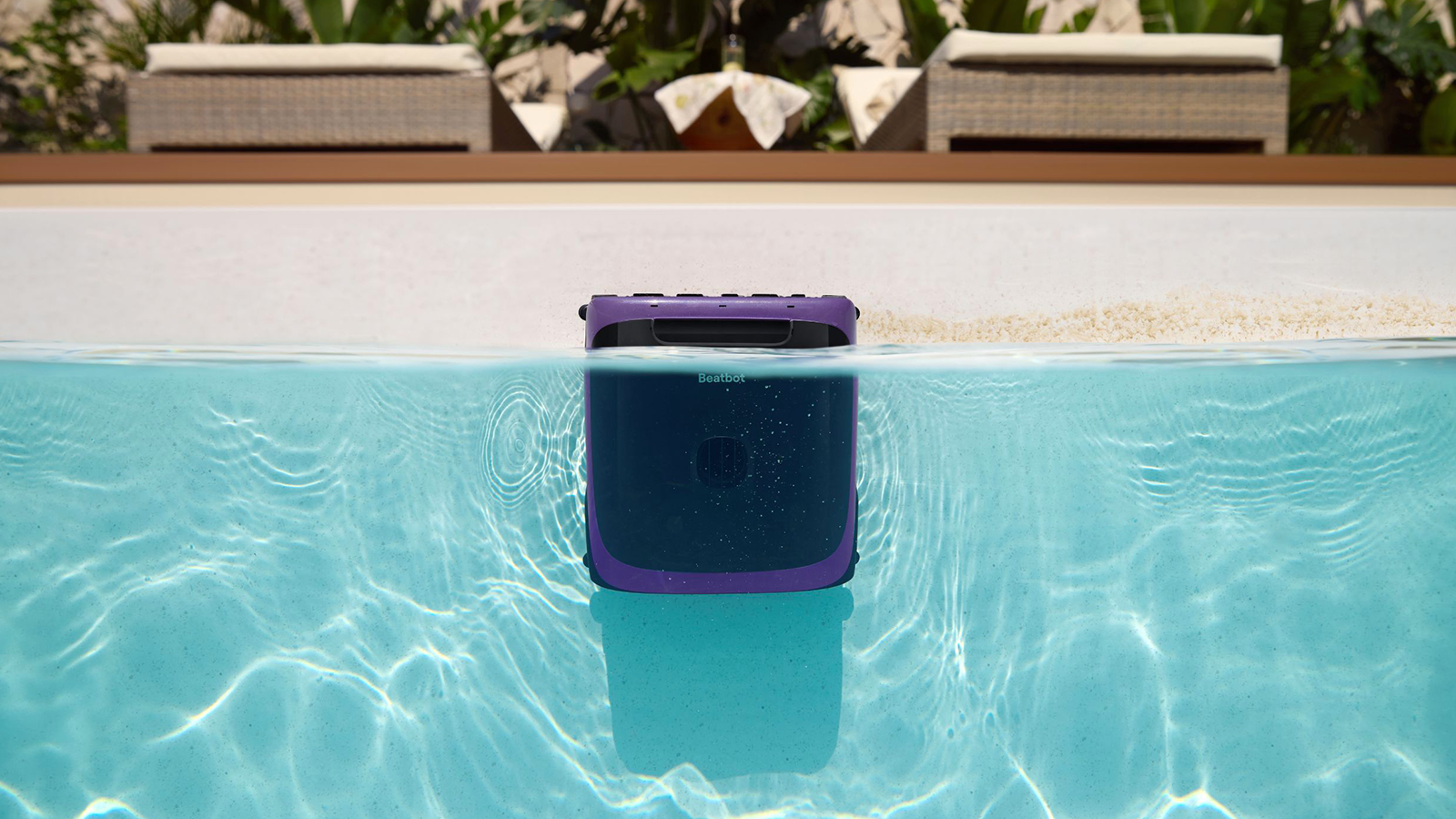 Grâce à la technologie SonicSense, le robot détecte les obstacles et optimise ses trajectoires pour couvrir le bassin plus efficacement. ©Beatbot