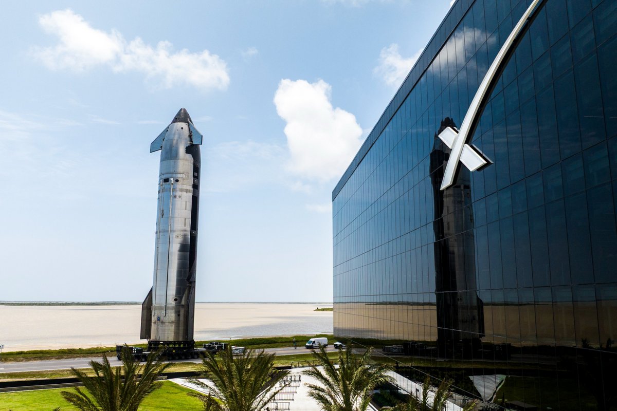 La fusée Starship en train d'être transférée sur son pas de tir. ©SpaceX