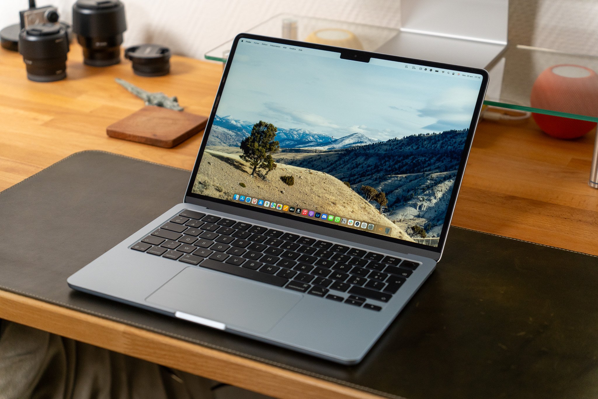 Le MacBook Air M4 dans son nouveau coloris Bleu clair. ©Nathan Le Gohlisse pour Clubic