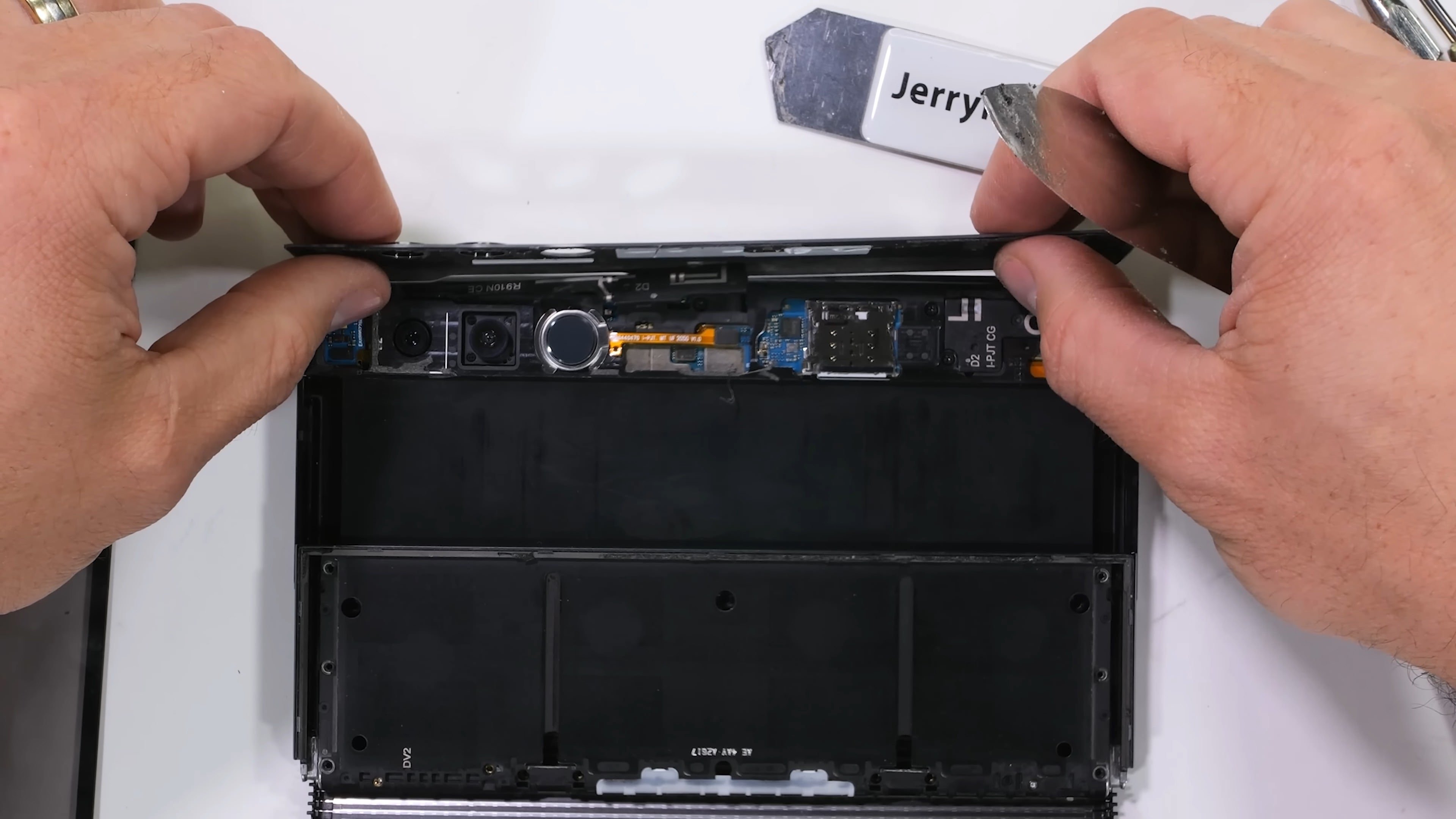 LG rollable - © JerryRigEverything