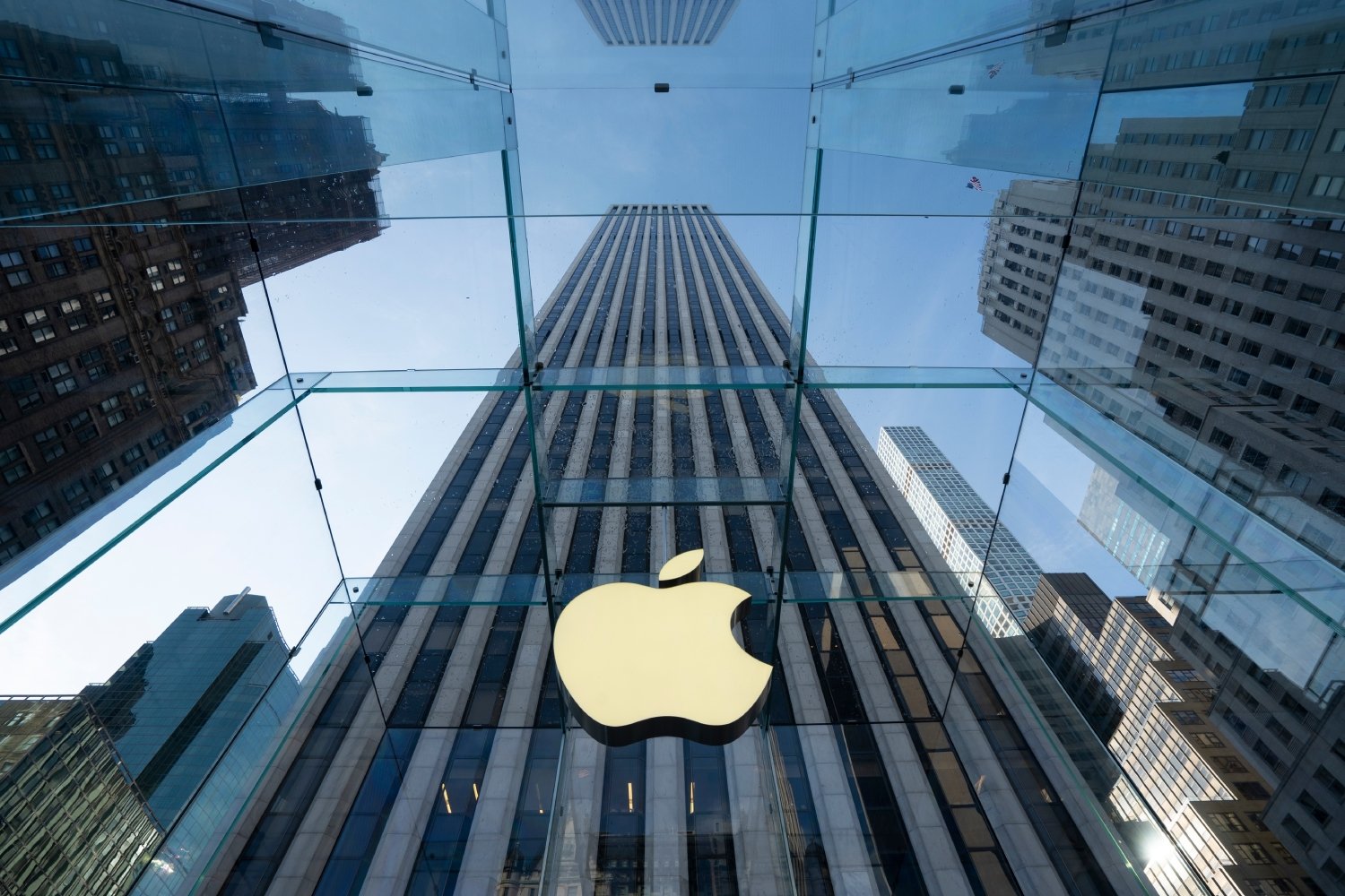 Le logo d'Apple sur la devanture d'un magasin. ©Tada Images / Shutterstock