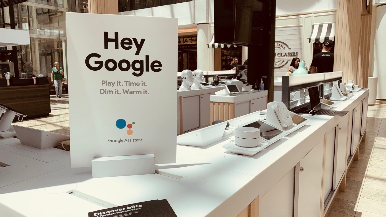 Google Assistant commencera à disparaître des smartphones Android compatibles à partir du 4 septembre. ©JJava Designs x Shutterstock