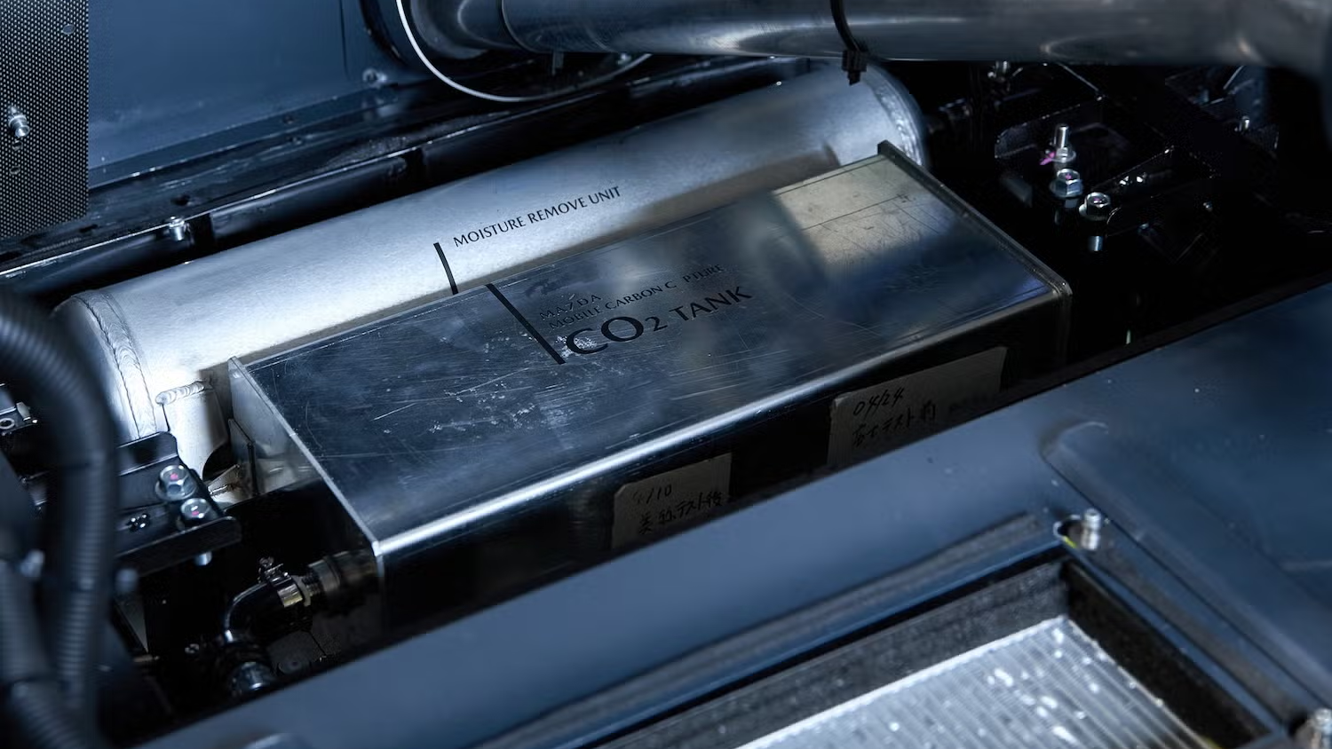 Le réservoir de CO2 intégré dans la voiture de course. ©Mazda