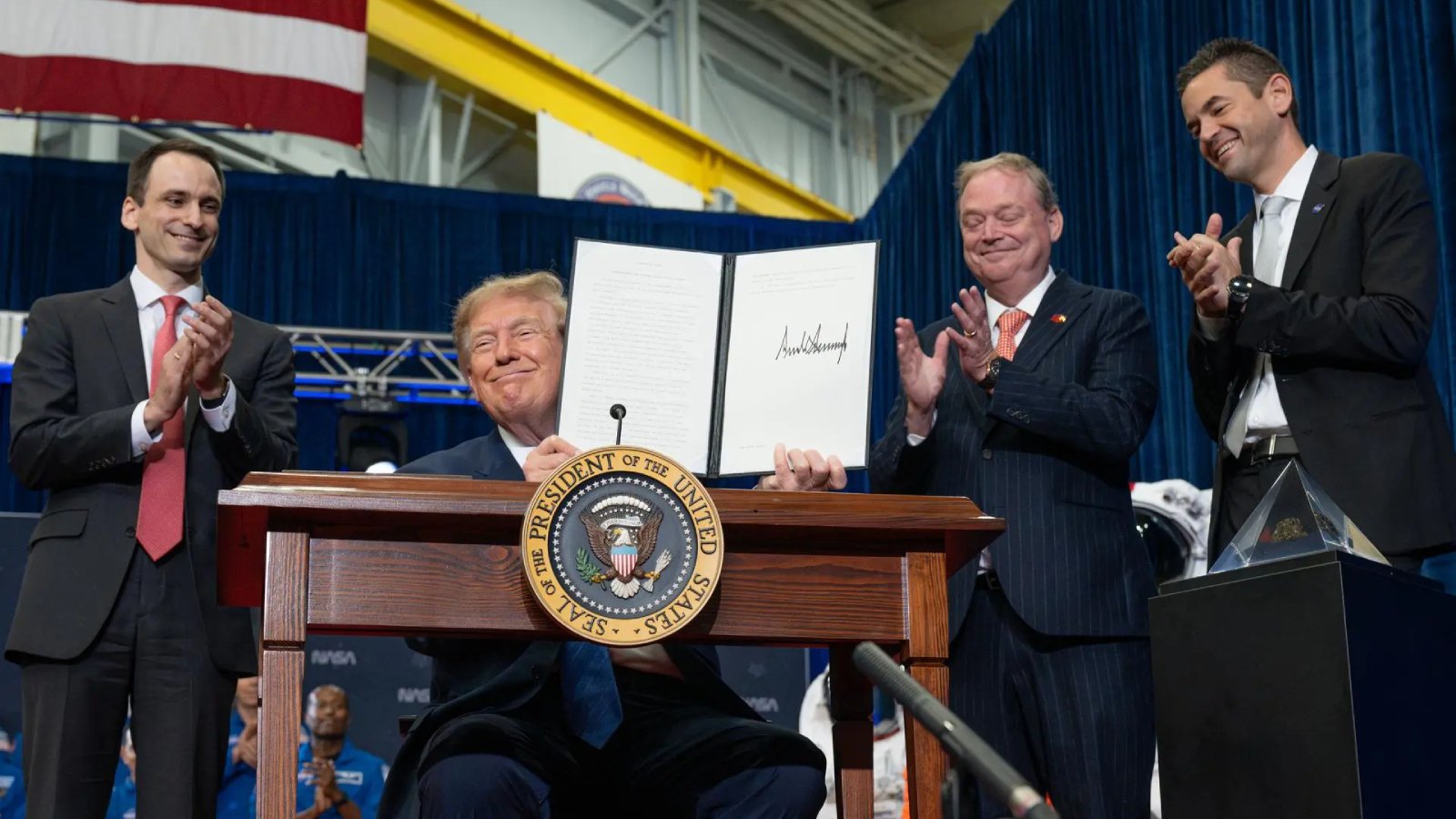 Donald Trump présente un décret présidentiel pour créer l’Académie spatiale des États-Unis sous les applaudissements de Michael Kratsios, directeur du Bureau de la politique scientifique et technologique, Kevin Hassett, directeur du Conseil économique national, et Jared Isaacman, administrateur de la NASA. ©NASA/John Kraus