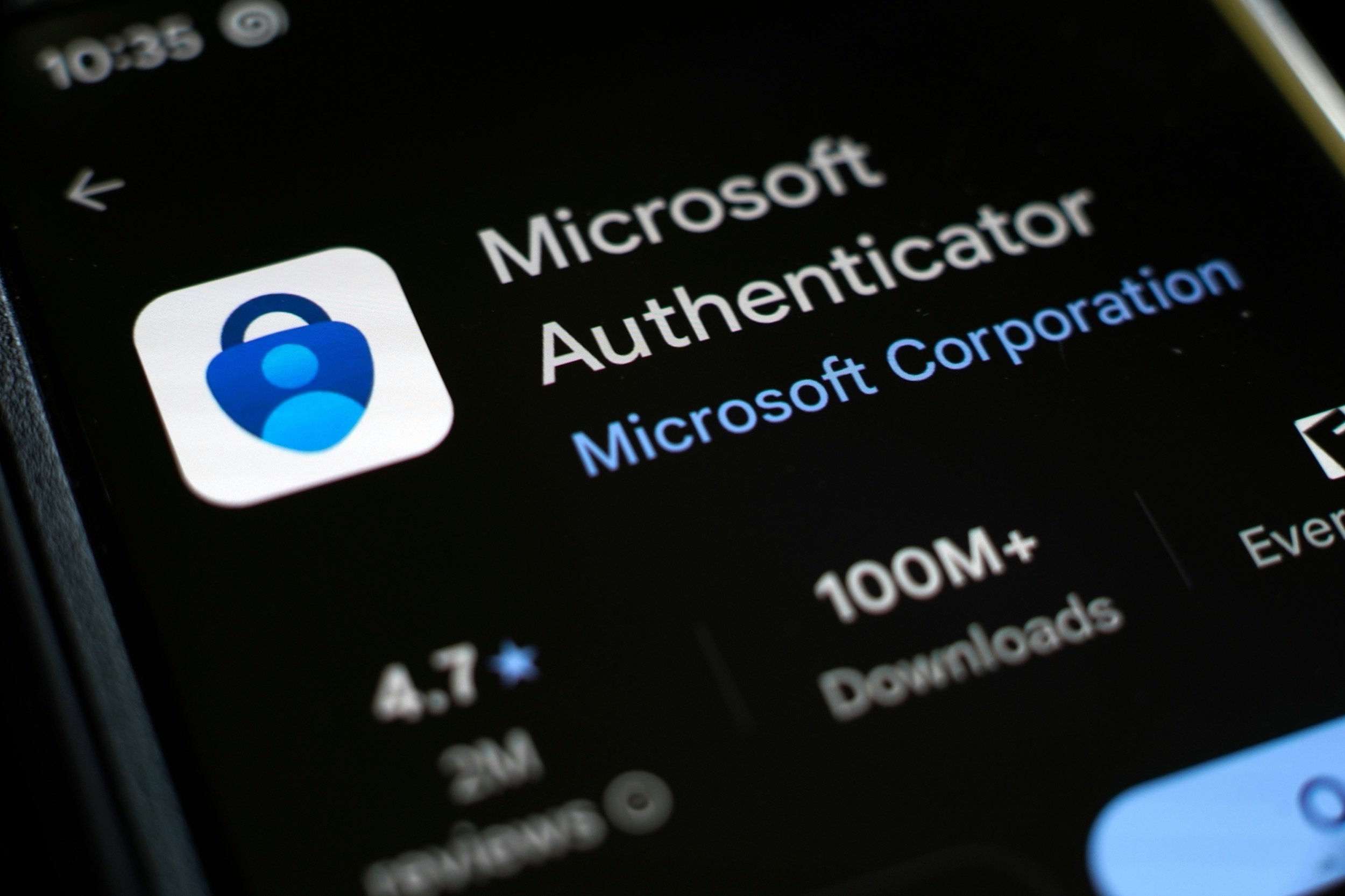Microsoft active le compte à rebours dans Authenticator, la fin approche pour vos mots de passe. © PJ McDonnell / Shutterstock