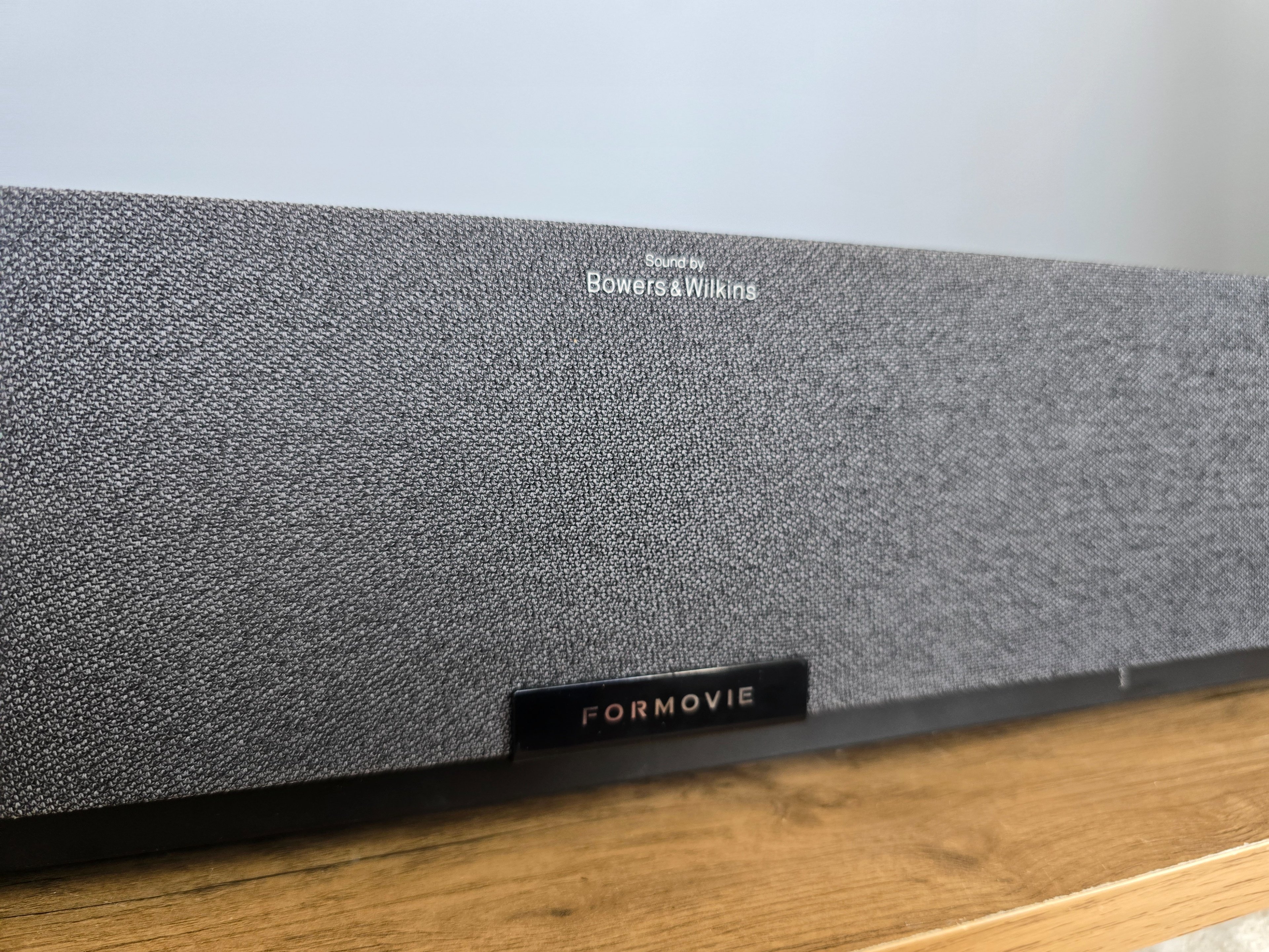 Avec son habillage anthracite et son format assez compact, le Formovie Theater Premium se laisse oublier. © Matthieu Legouge