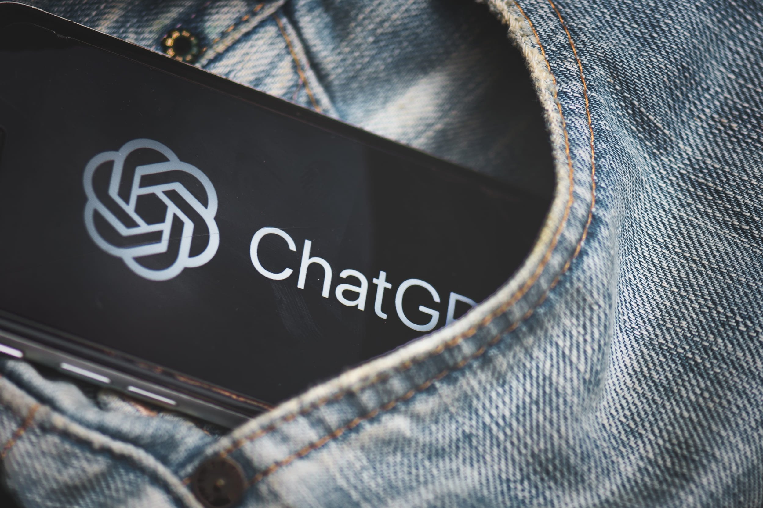 OpenAI, propriétaire de ChatGPT, fait partie des sociétés questionnées par l'Autorité de la concurrence. © michelangeloop / Shutterstock