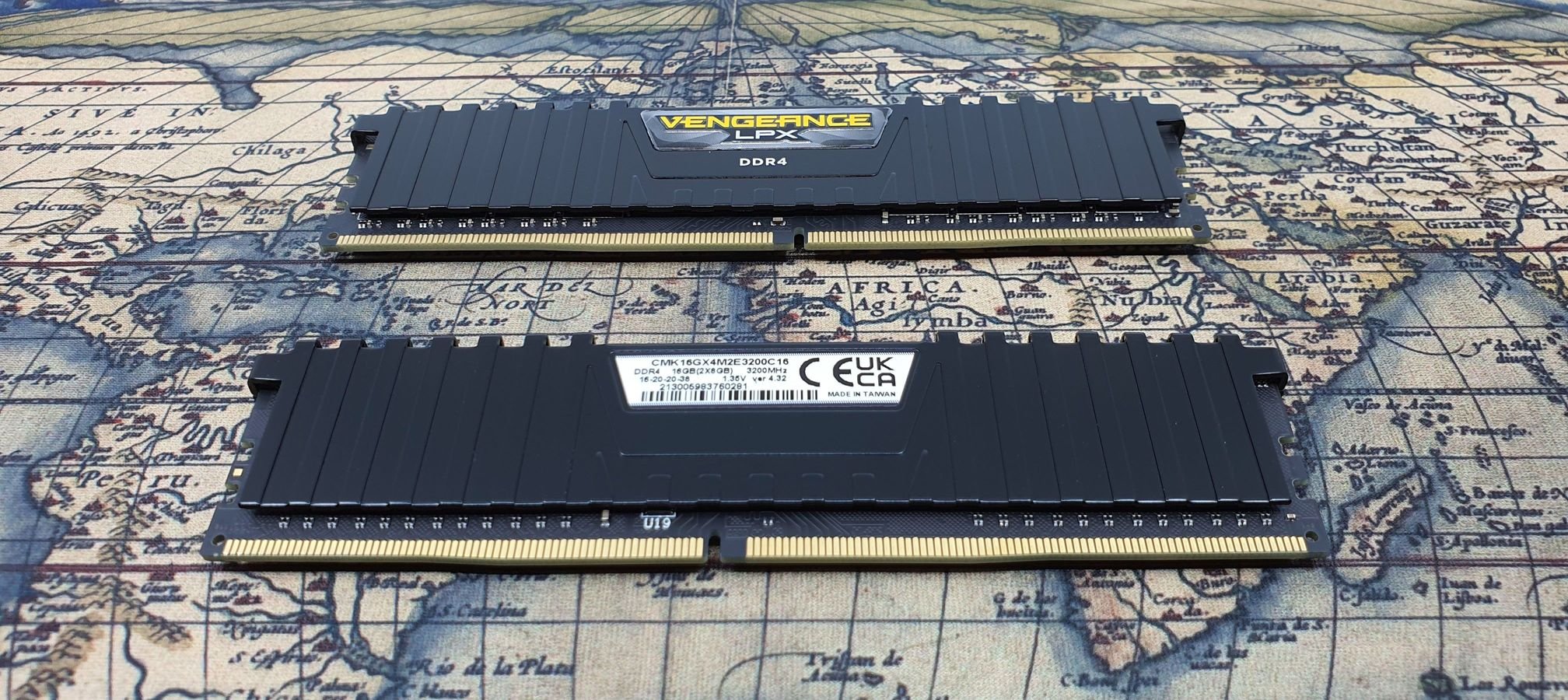 Un petit dissipateur tout fin, tout compact surmonte les barrettes © Nerces