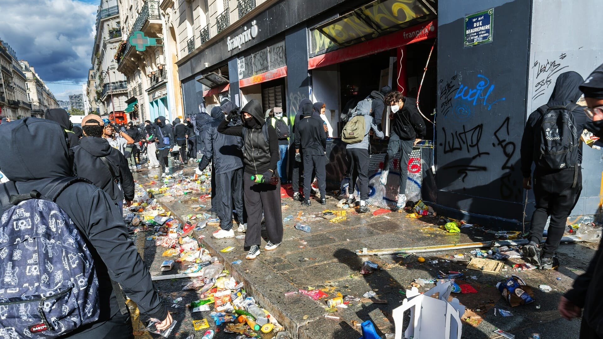 Un Franprix de la rue Beaurepaire, dans le 10e arrondissement de Paris, pris pour cible par des individus cagoulés, en marge de la mobilisation du 17 octobre. © Pierre Laborde / Shutterstock