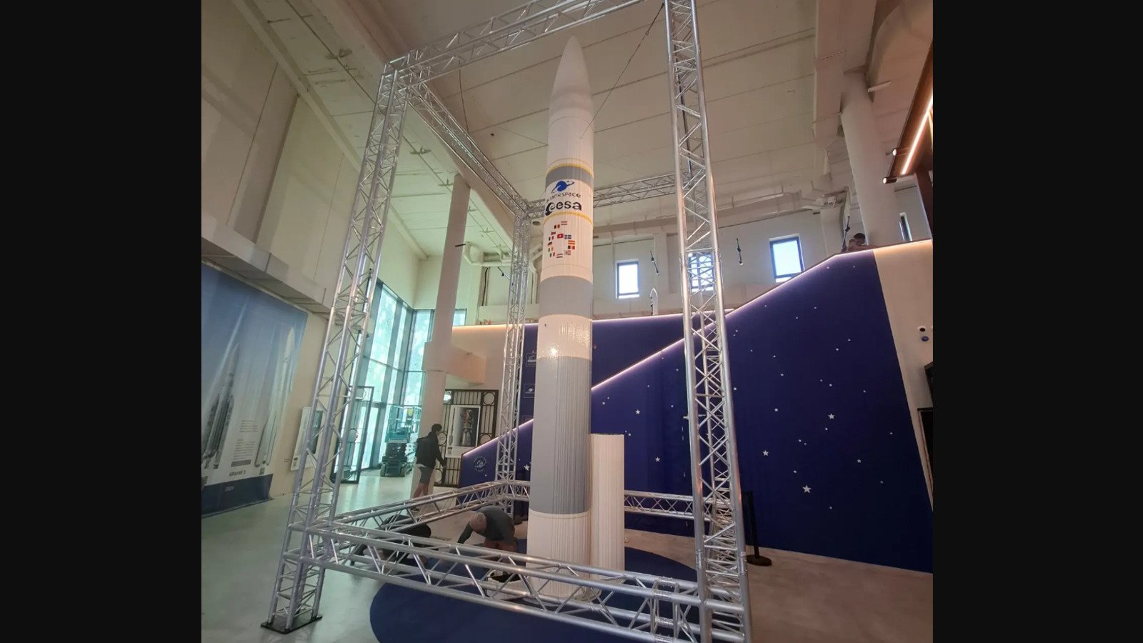 Des bénévoles s'activent encore au pied de la fusée Ariane 6 reproduite en Lego, à Vernon. © Nicolas Rocket Collection