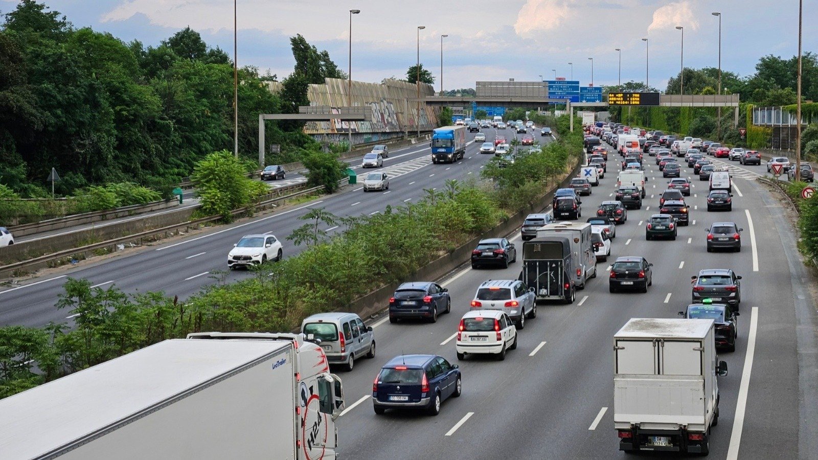 Avec la canicule et le pic de pollution à l’ozone, plusieurs grandes agglomérations françaises abaissent la vitesse maximale autorisée sur de nombreux axes routiers. ©HJBC x Shutterstock