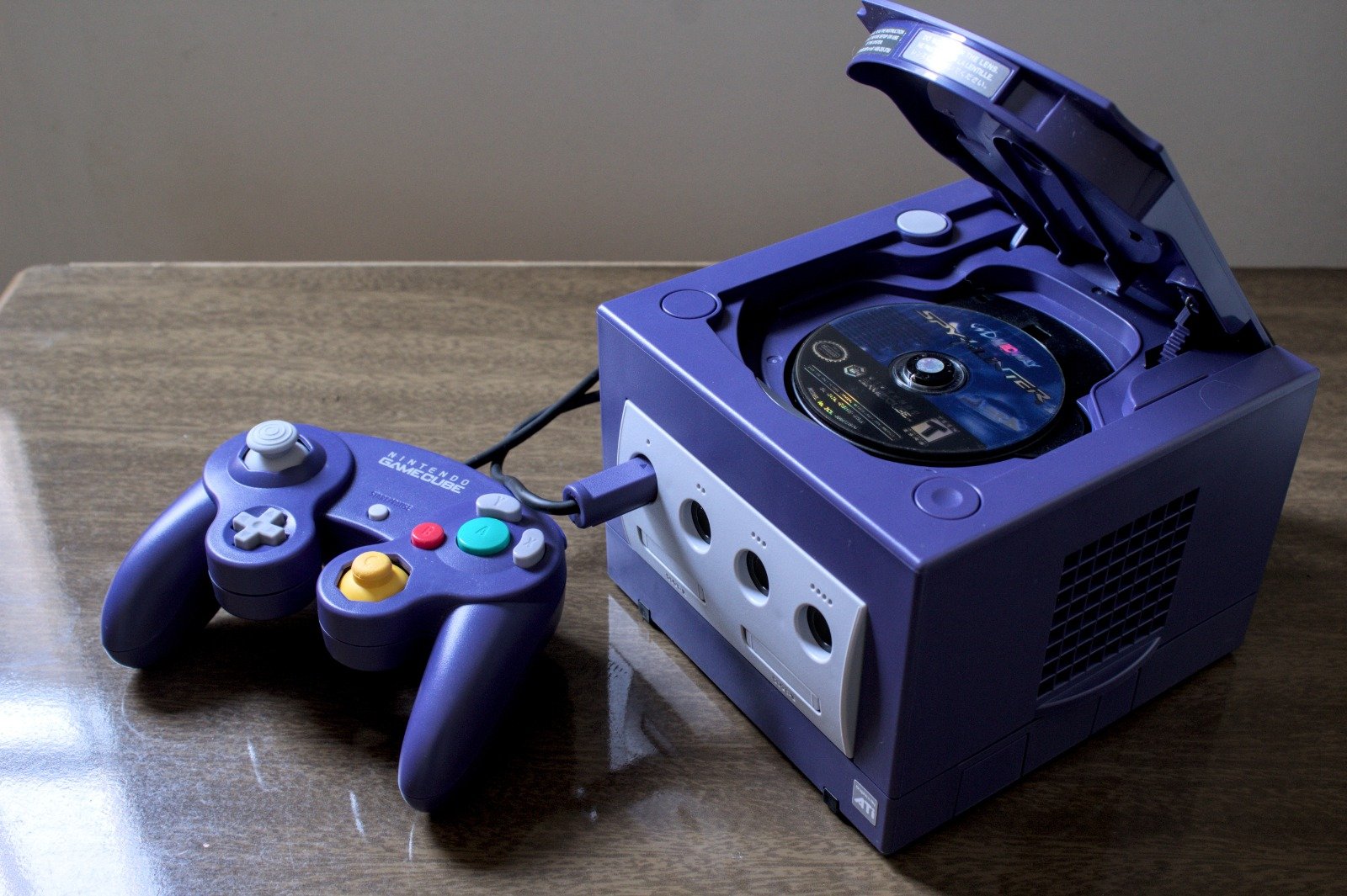 Ce n'est certes pas la plus belle des photos de GameCube, mais elle permet de voir son lecteur de disques optiques propriétaires de 8 cm ainsi que ses quatre ports manettes. ©Cromatoki x Shutterstock