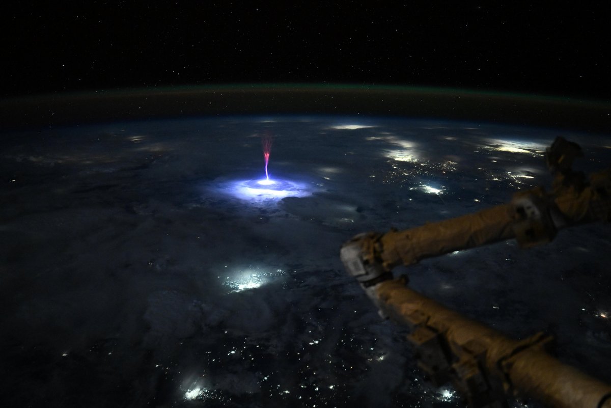 Le phénomène de "sprite" pris en photo depuis l'espace © @Astro_Ayers sur X