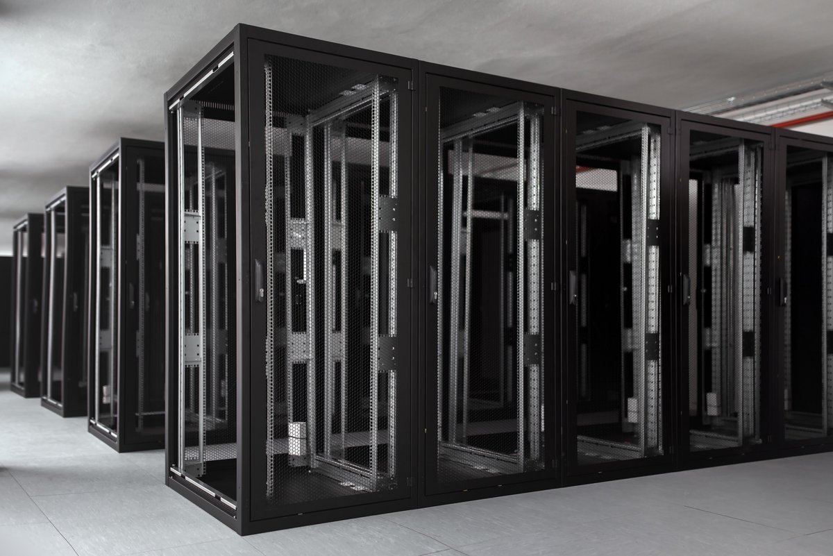 Racks serveur vides dans un datacenter. © Shutterstock