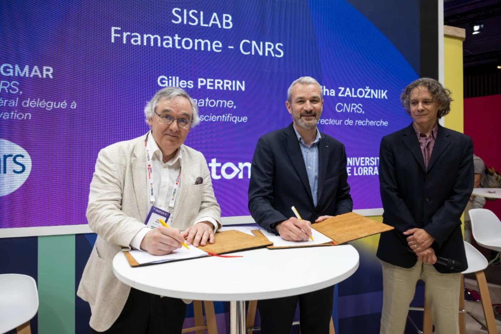 Gilles Perrin, directeur scientifique de Framatome ; Mehdi Gmar, directeur général délégué à l'innovation du CNRS et Miha Založnik, chercheur du CNRS à l'Institut Jean Lamour (CNRS/Université de Lorraine) et directeur scientifique de SISLAB. © CNRS - DPMultimedia