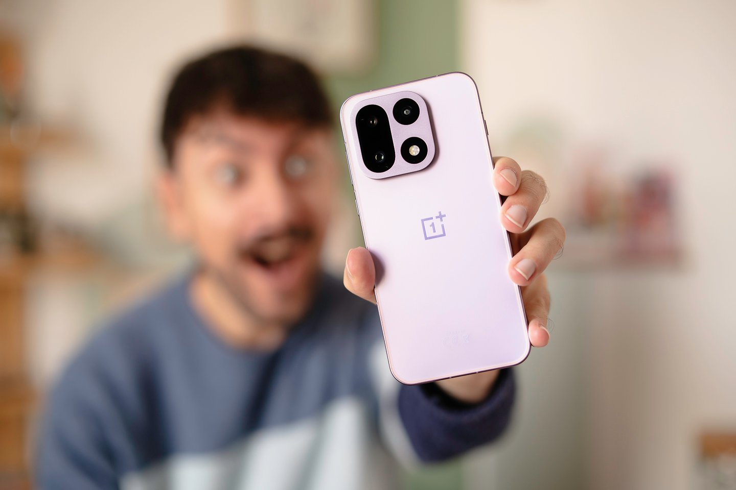 Le OnePlus 15 dans le coloris Ultra Violet. © Pierre Crochart pour Clubic.com