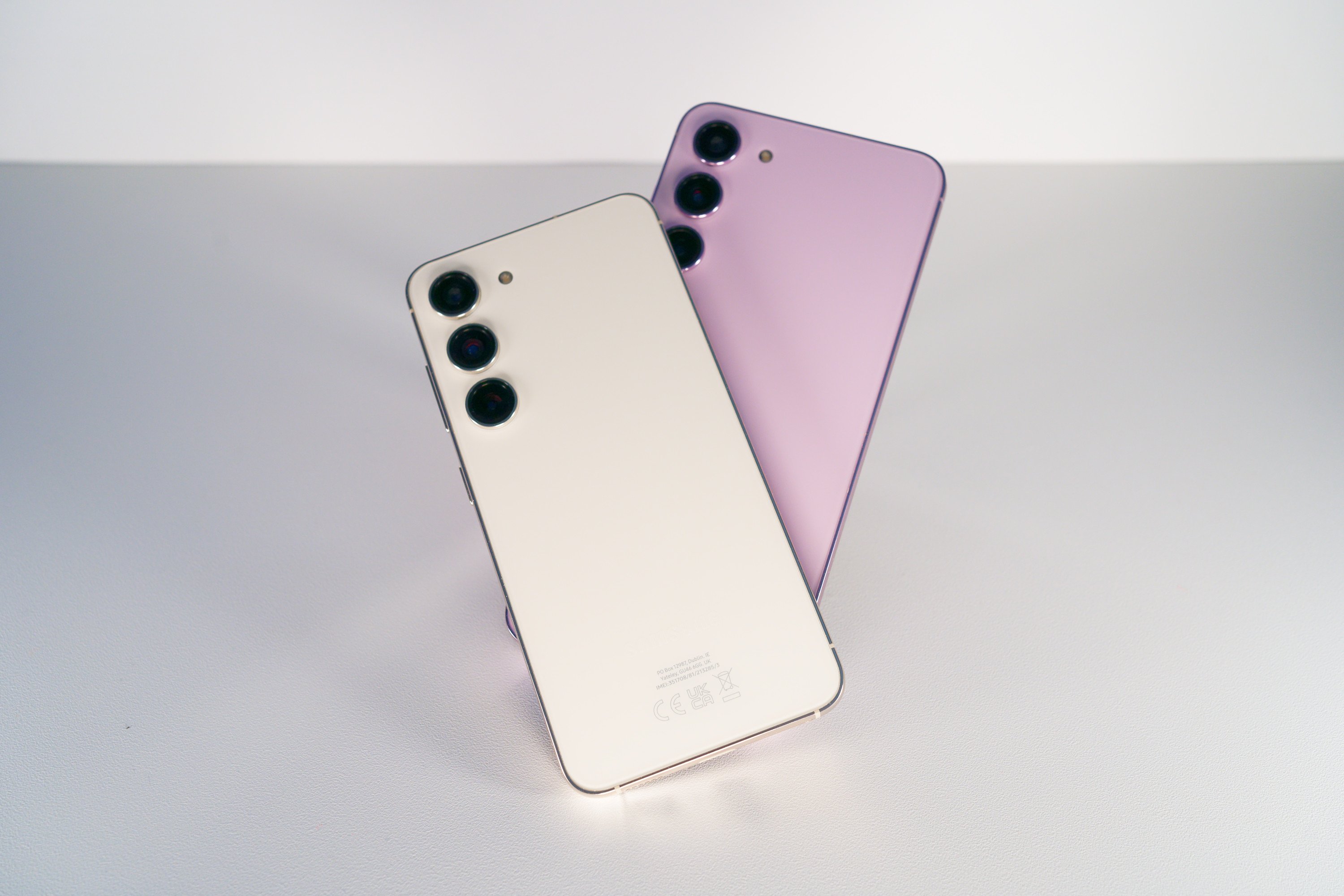 Les smartphones Samsung Galaxy S23 © Marc Mitrani pour Clubic