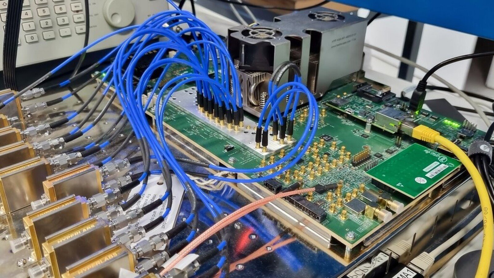 Un kit de développement Agilex 9 d'Altera, utilisé pour prototyper le futur processeur WIFP d'ALMA. © ESO