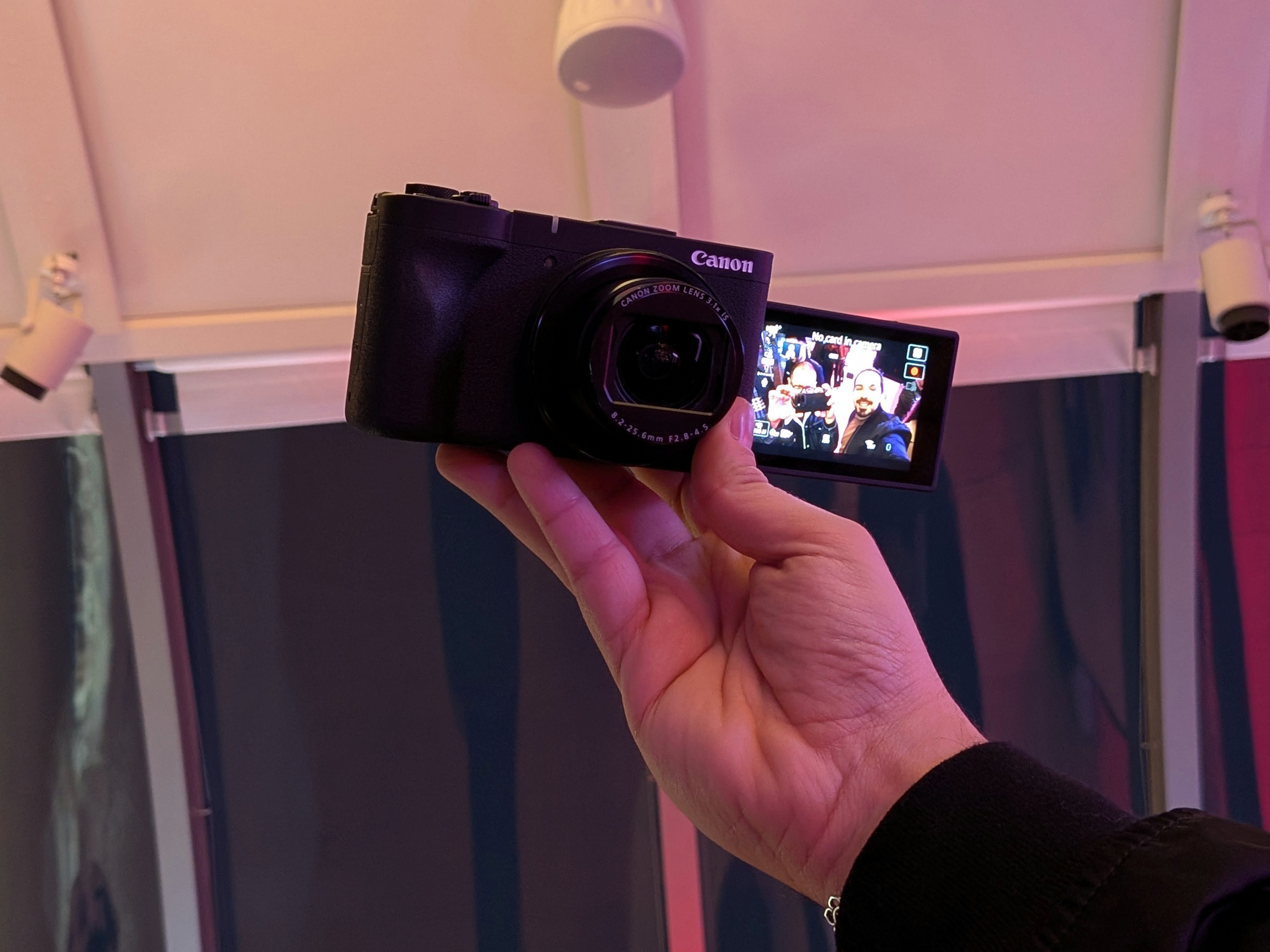 Le compact Canon PowerShot V1 et son écran tactile orientable. ©Nicolas Guyot pour Clubic