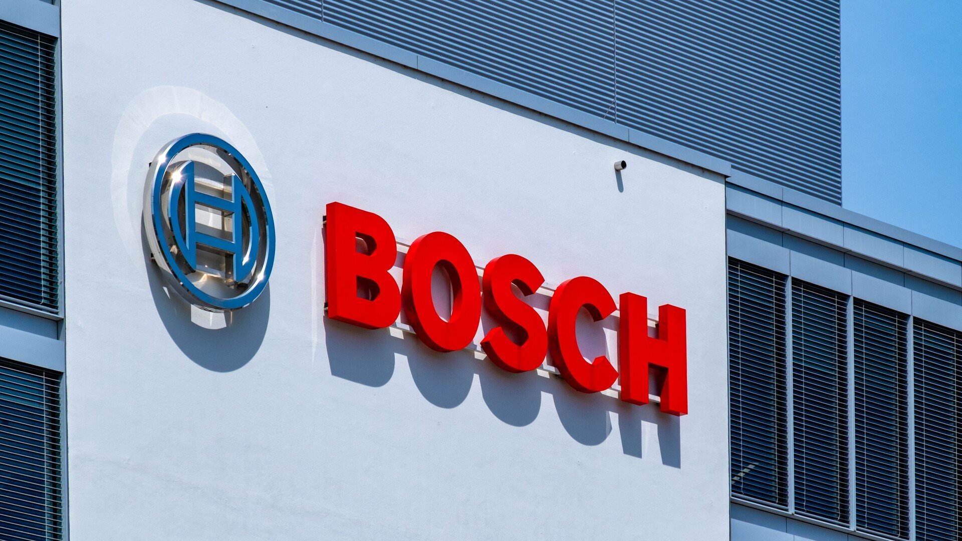 Le logo de Bosch sur la façade d’un bâtiment du groupe. L’équipementier automobile fait face à une grève illimitée dans son usine de Vendôme. © Kittyfly / Shutterstock