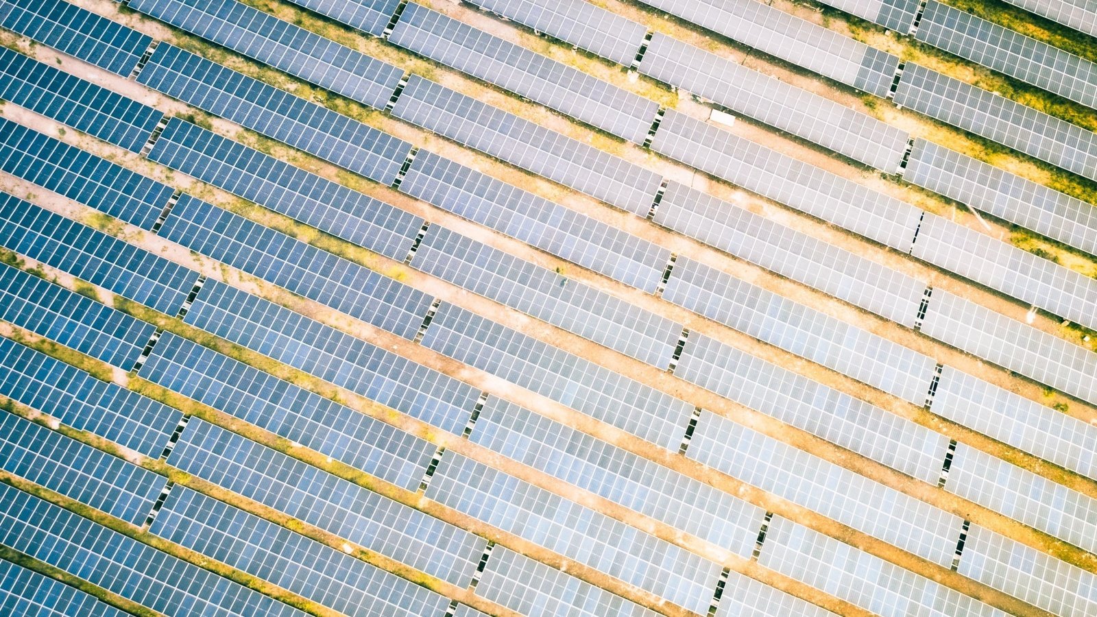 Le solaire-stockage rivalise désormais avec une centrale à gaz neuve dans la plupart des marchés - ©EvaL Miko / Shutterstock