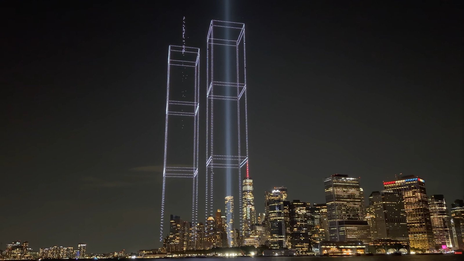 Les tours jumelles du World Trade Center reproduites avec près de 3 000 drones. © Capture d'écran The NYC Walking Show
