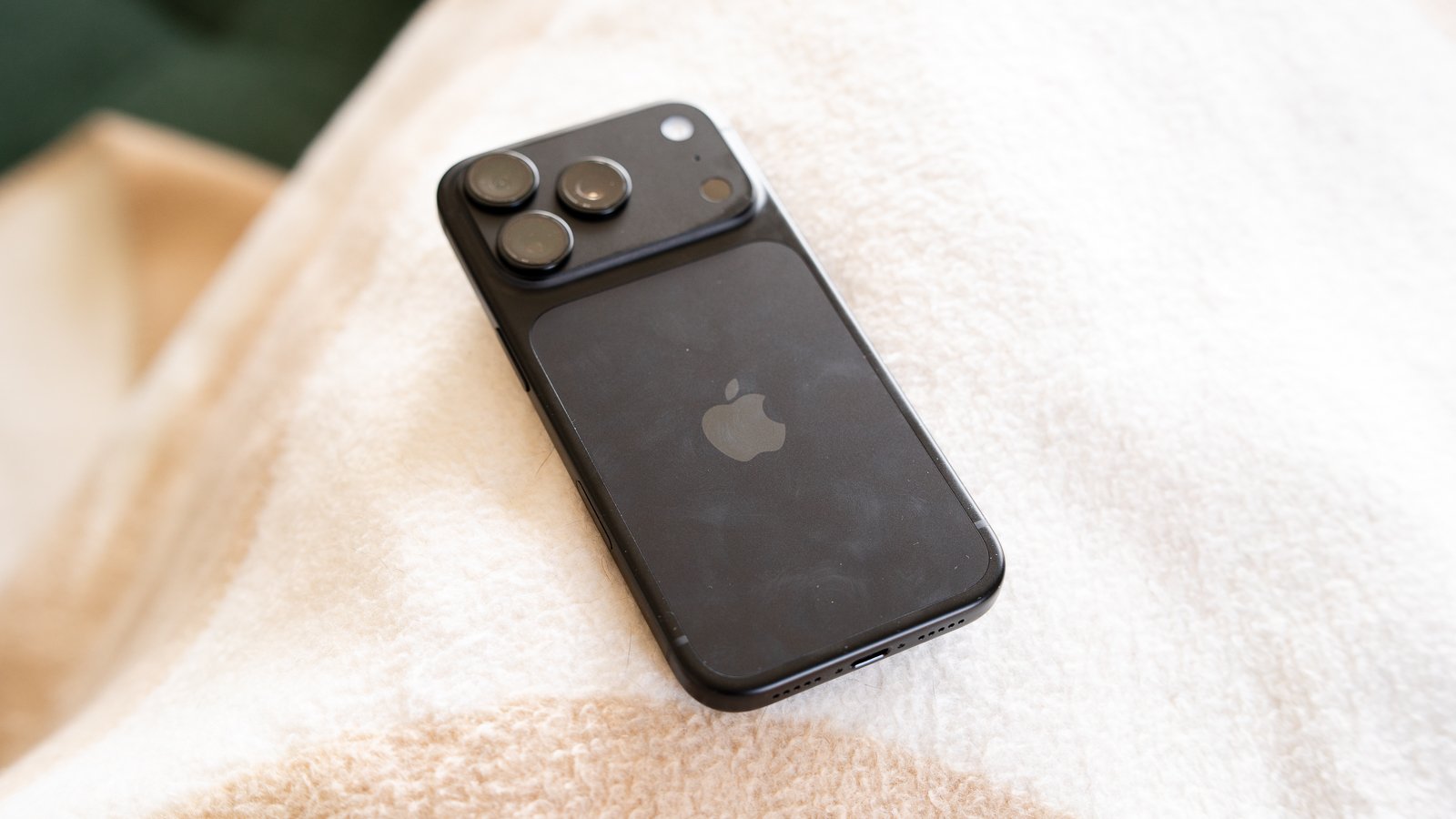 Apple devrait vendre davantage d’iPhone en 2026, mais tout n'est pas rose pour la marque à la pomme. © Pierre Crochart pour Clubic.com
