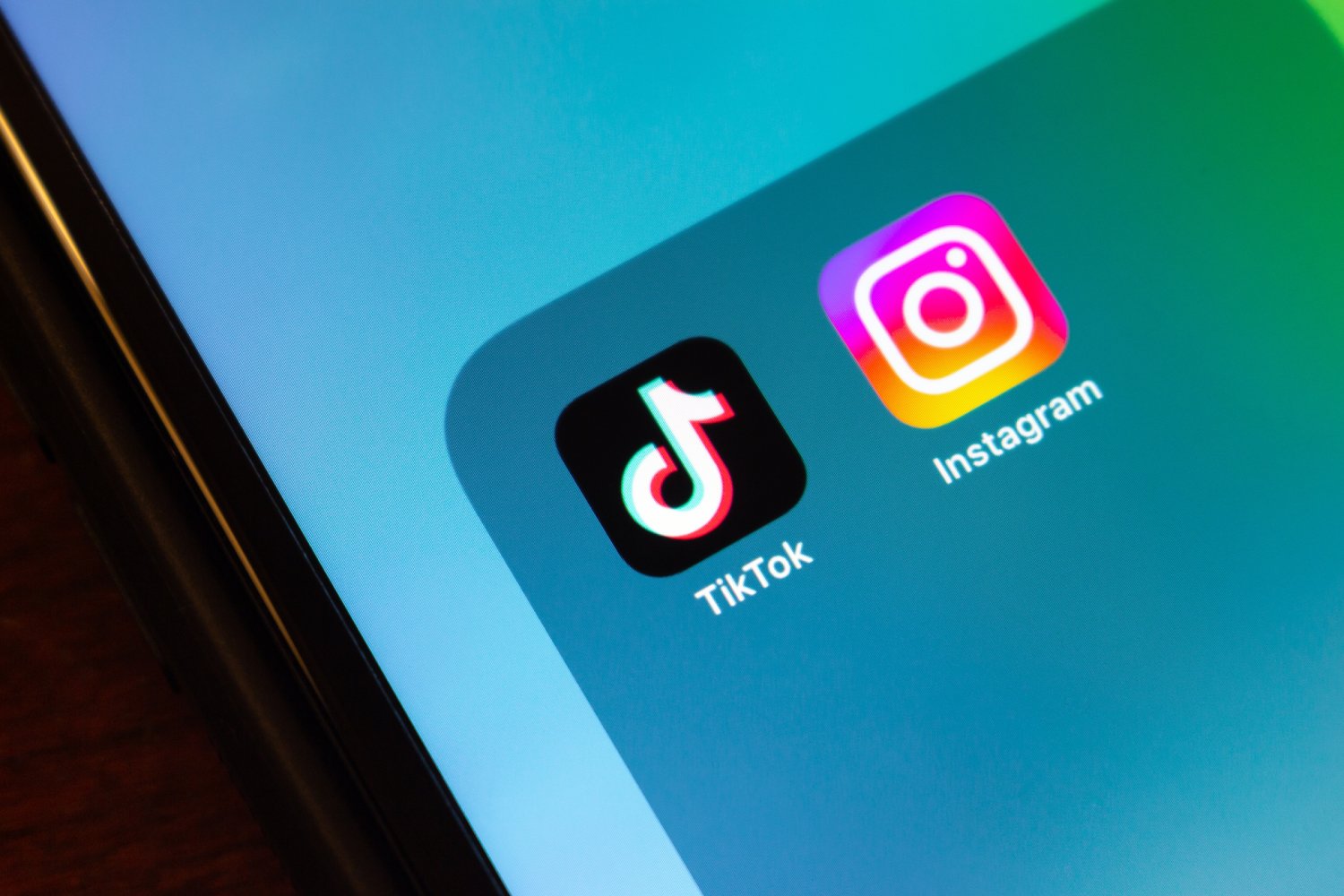 Les logos des applications TikTok et Instagram. ©Koshiro K / Shutterstock