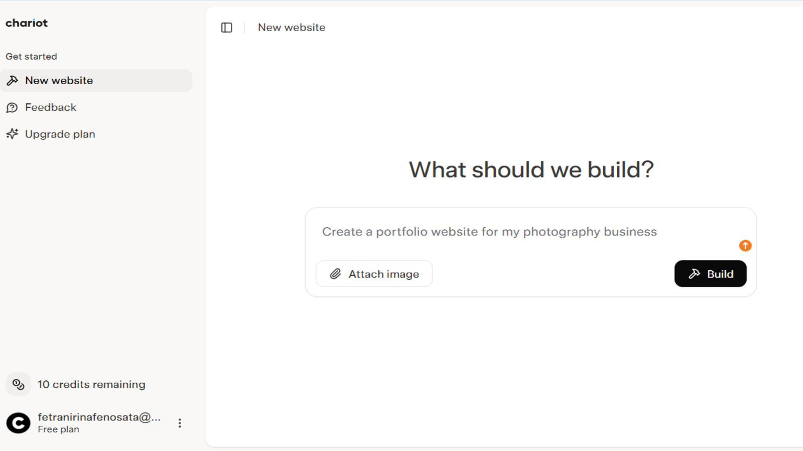 Chariot AI permet de créer un nouveau site web à partir d’une simple description, avec la possibilité d’ajouter une image de référence avant de lancer la génération. © Chariot AI