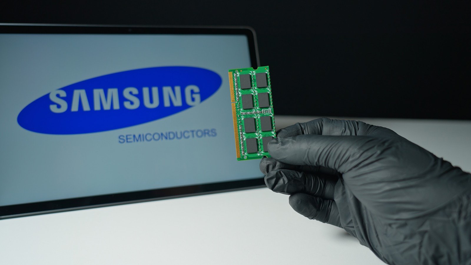 Les clients chinois et américains paieraient 10 à 15% plus cher pour la gravure en 4 nm. Le SF5 aurait également augmenté de 10 à 15%, et le 8 nm de près de 10%. ©MotionPixxle Studio x Shutterstock