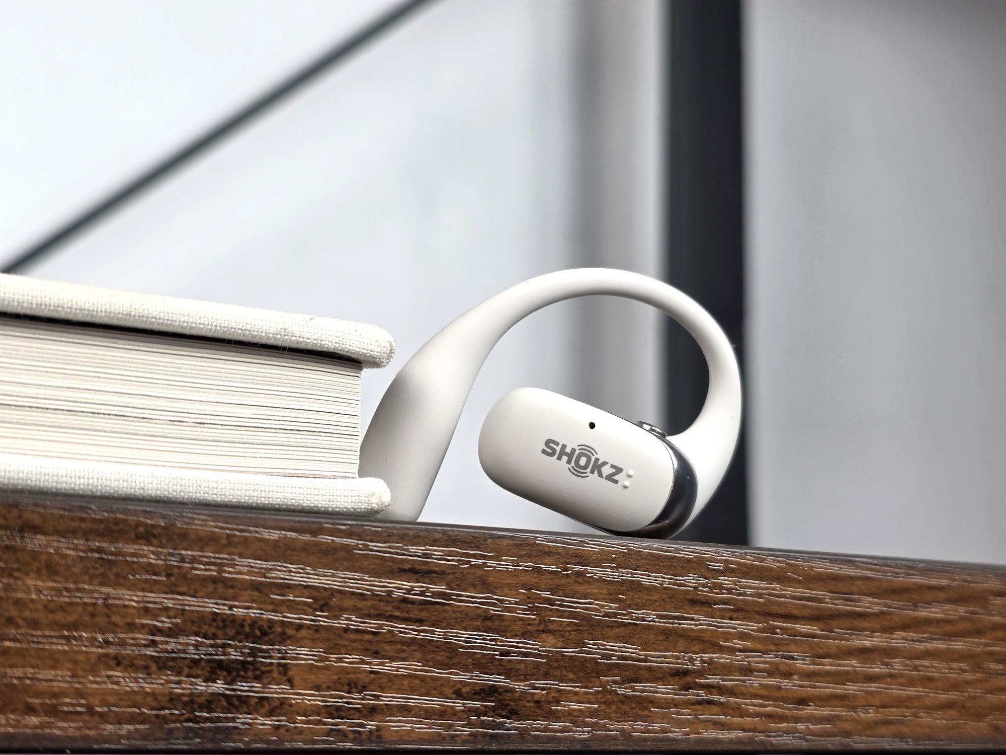 Suffisamment compacts, les Shokz OpenFit 2 brillent surtout par leur confort, en faisant la part belle au silicone © Guillaume Fourcadier pour Clubic