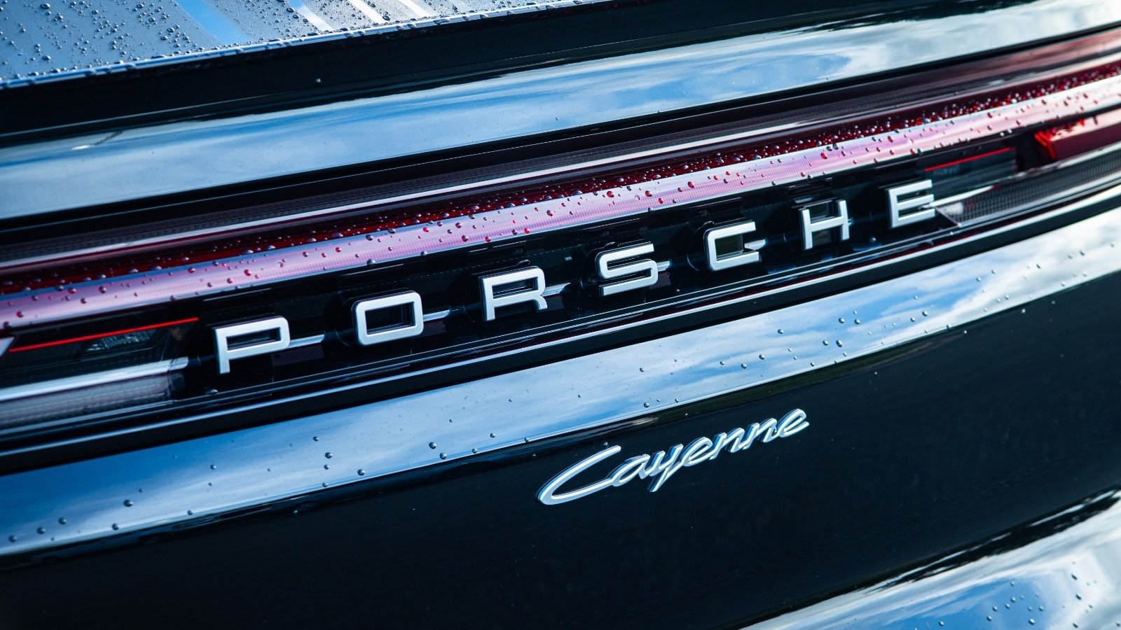 Le salarié choisit son véhicule électrique sur une plateforme en ligne, de la Volkswagen ID.3 jusqu'au Porsche Cayenne Electric - ©True Pixel Art / Shutterstock