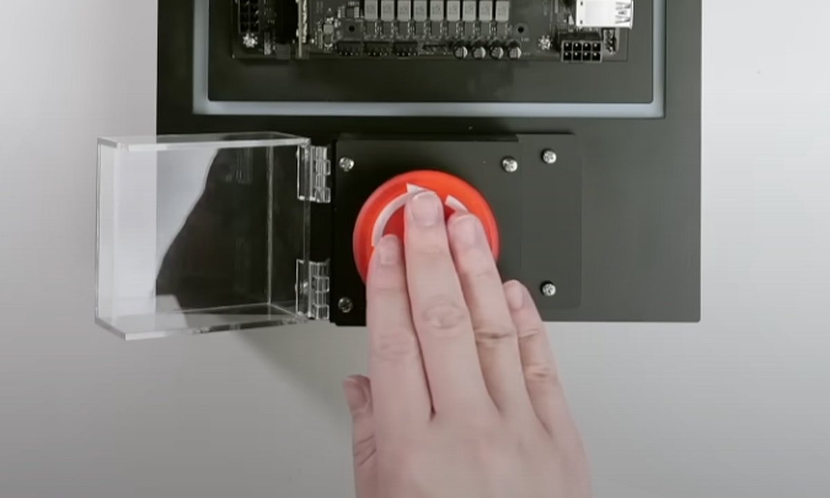 Non, le gros bouton rouge n'est pas livré : ce n'est que pour le marketing. ©TeamGroup