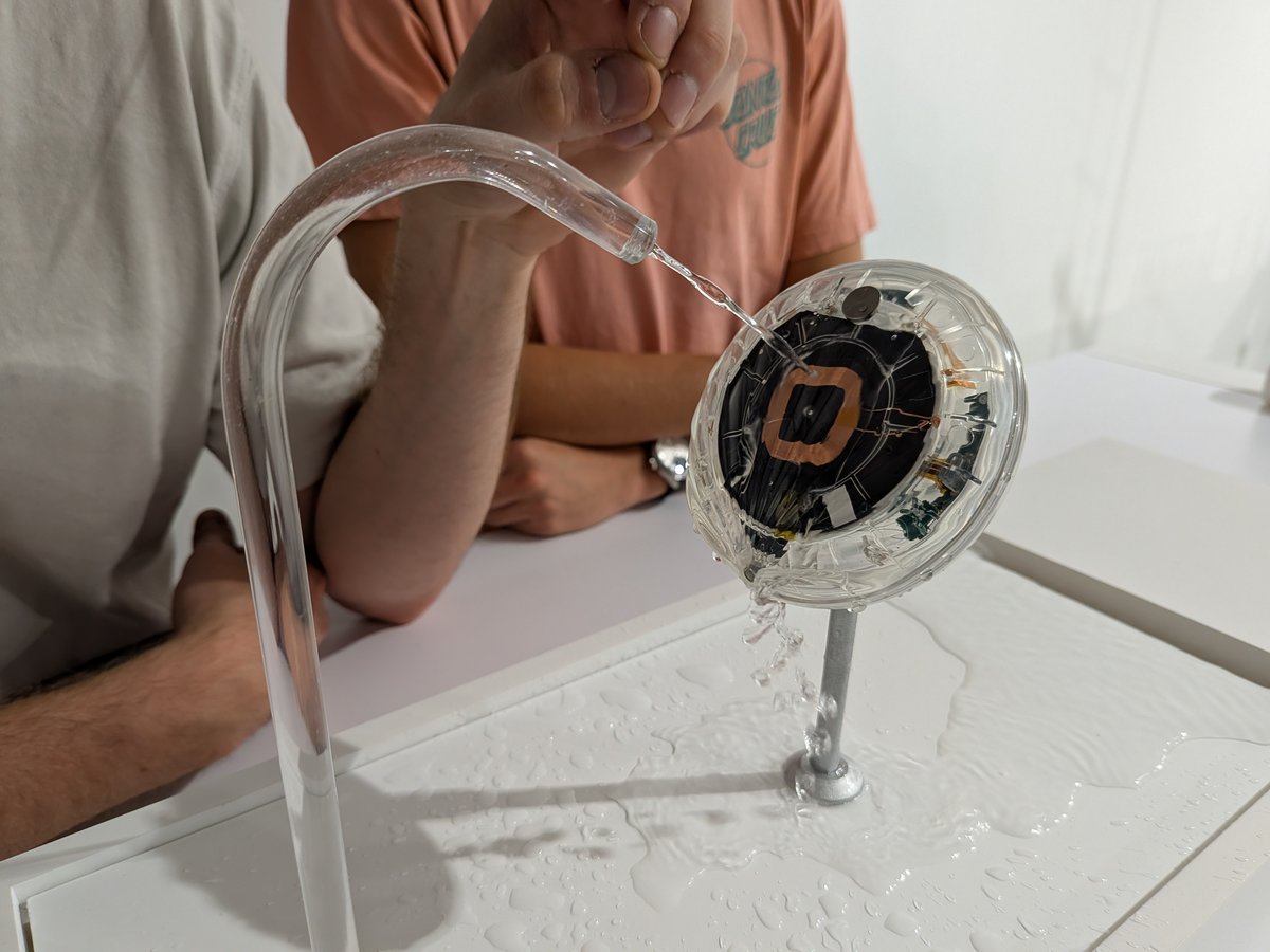 Le dispositif de collecte des urines. Celles-ci sont aspirées (et filtrées) par le bas de l'appareil et le trop-plein est automatiquement rejeté. À la fin d'un cycle, de petites pompes péristaltiques continuent de tourner pour évacuer le liquide restant dans les tuyaux. ©Nicolas Guyot pour Clubic