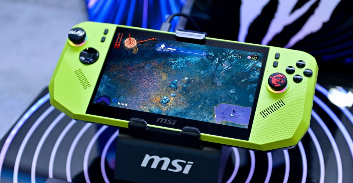 Un coloris audacieux pour cette version de la Claw A8 de MSI. ©VideoCardz