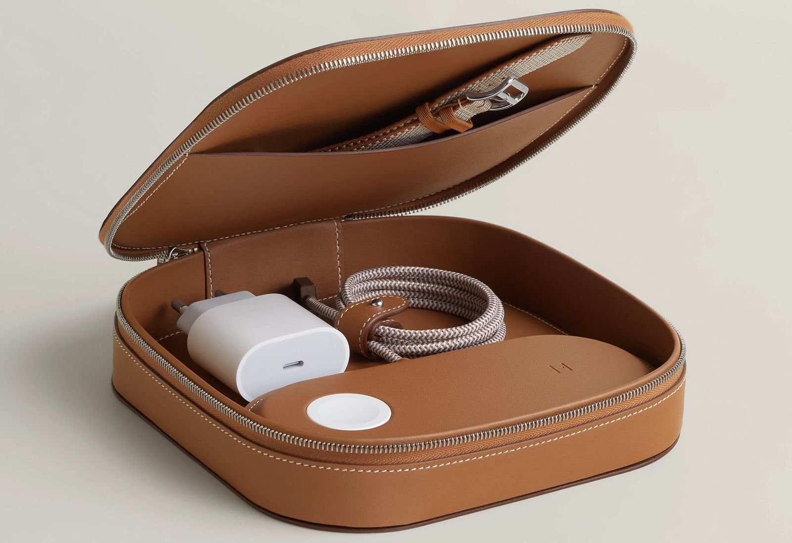 Des chargeurs en cuir signés Hermès à plusieurs milliers de dollars… mais sans adaptateur secteur dans la boîte. © Hermès / Apple