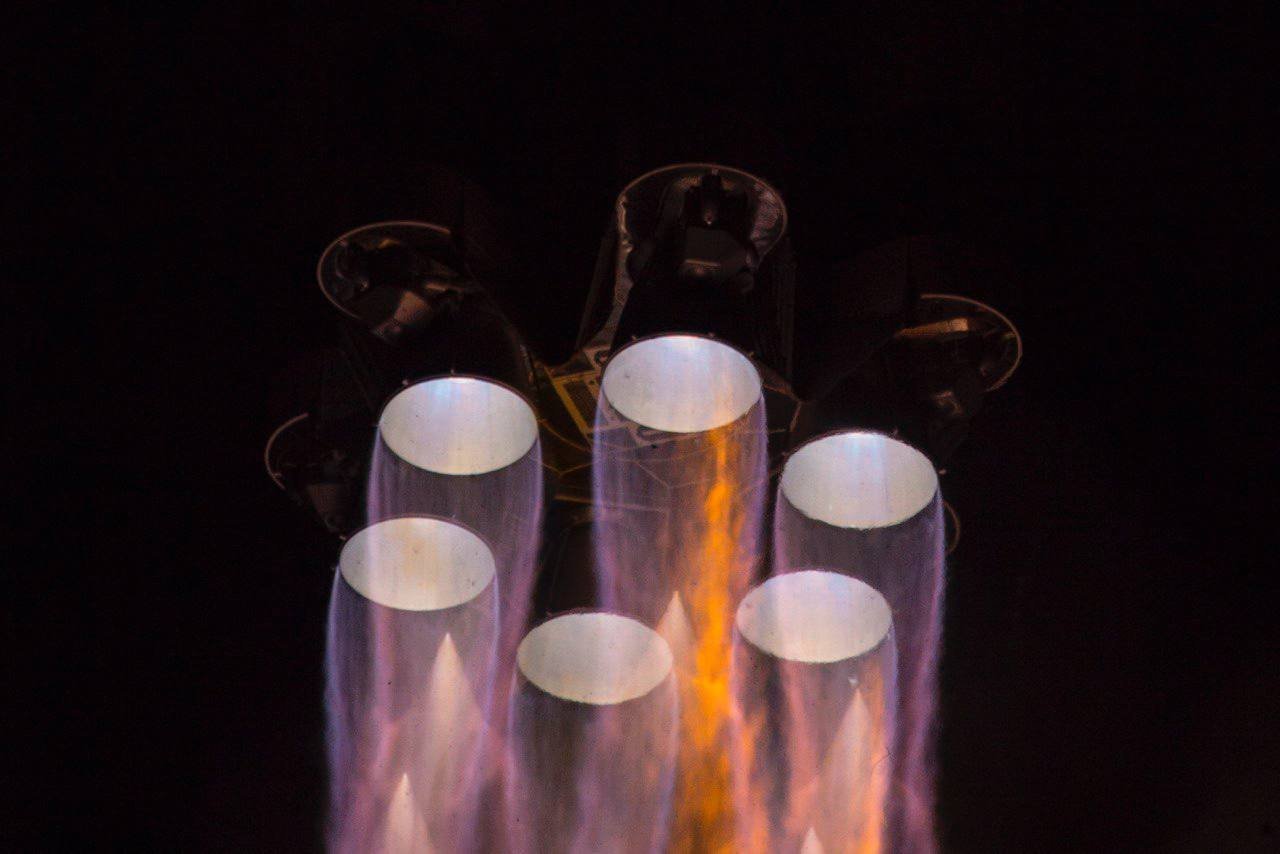 C'est LA signature de Proton : ses flammes violettes et son ensemble à 6 moteurs sur le premier étage © Roscosmos / TsENKI