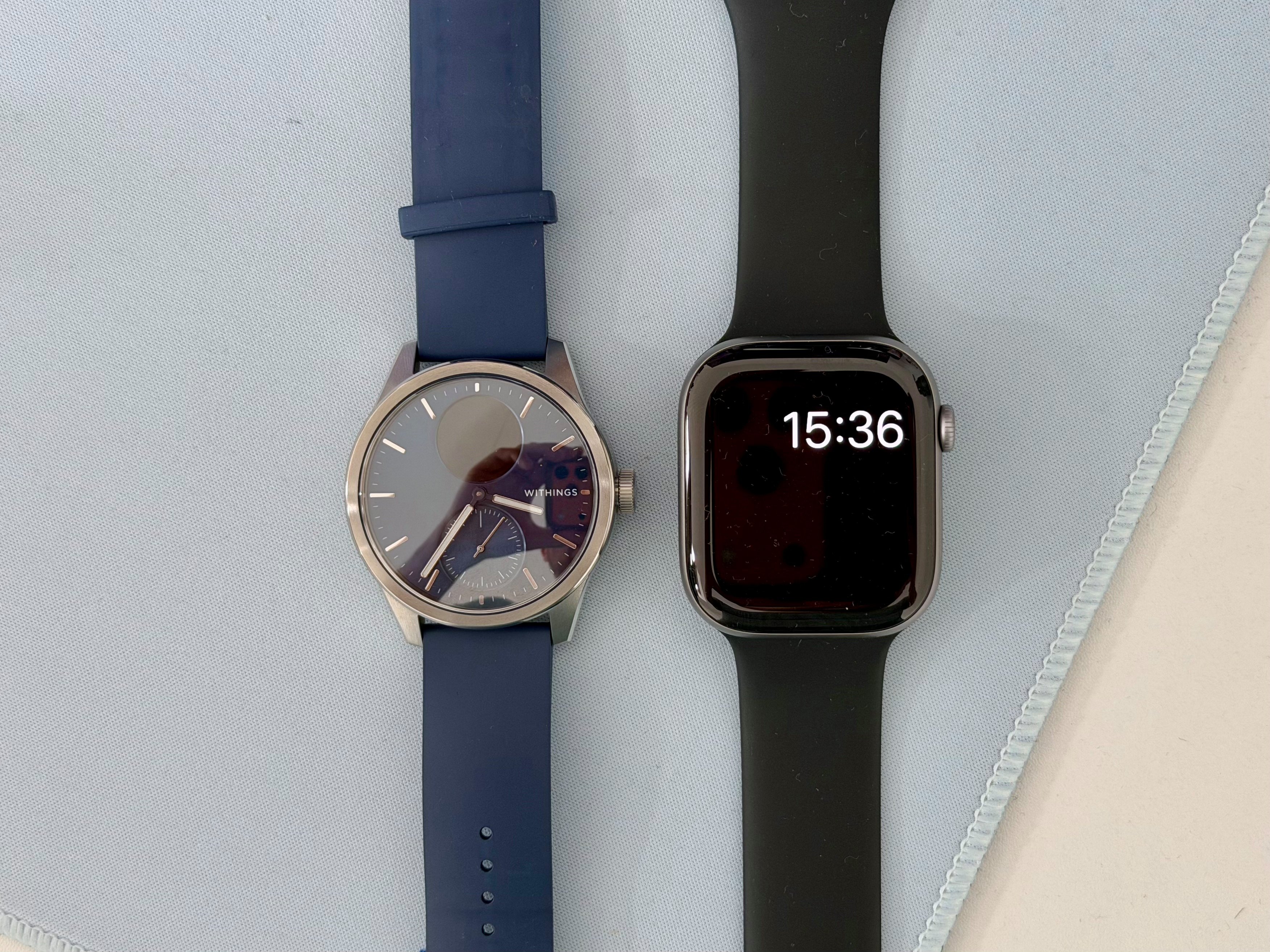 L'une ressemble à une vraie montre, plus passe-partout ©Mathieu Grumiaux pour Clubic