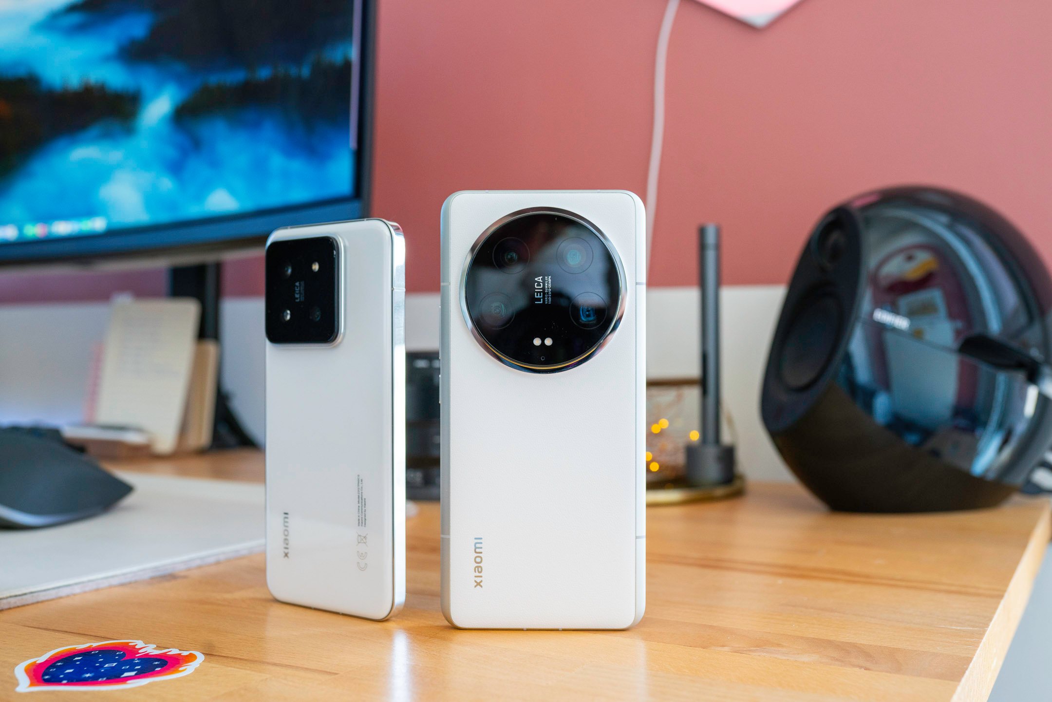 Le Xiaomi 14 Ultra à côté du Xiaomi 14 © Pierre Crochart pour Clubic