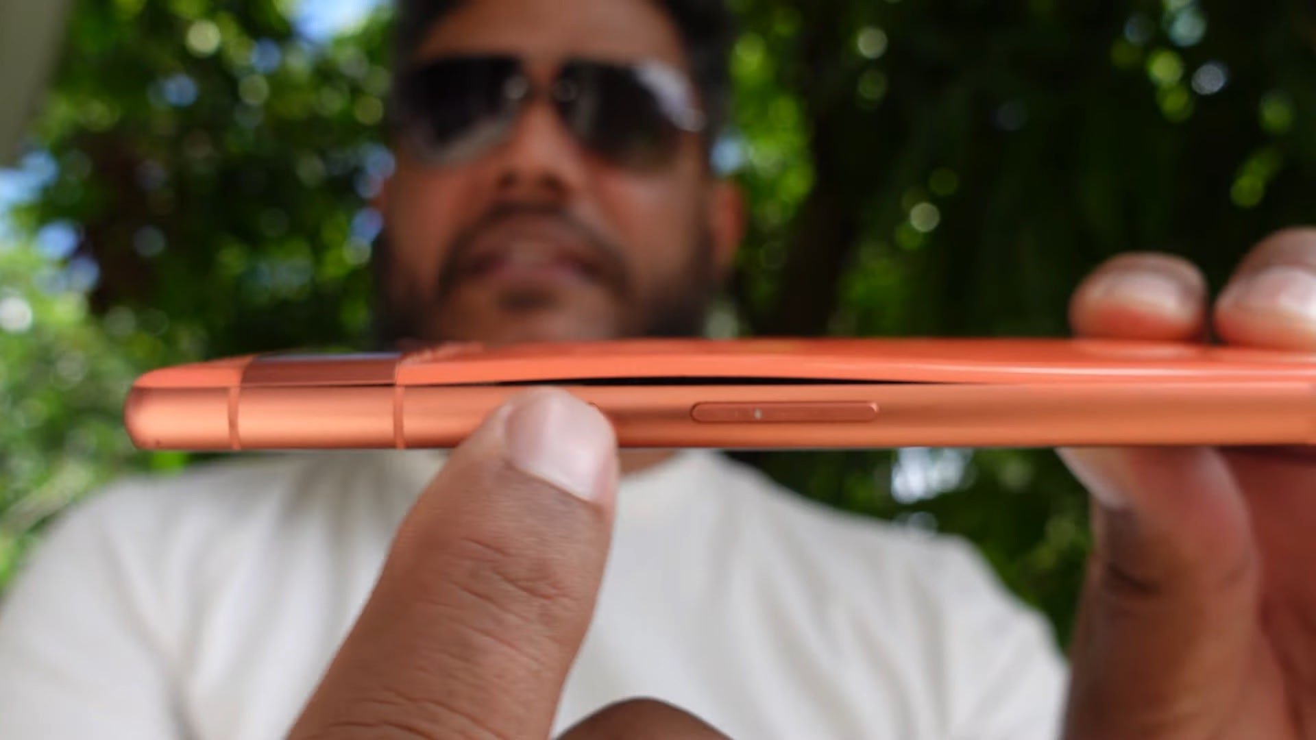 Batterie gonflée d'un Pixel 7a - © Yohan Partap sur YouTube